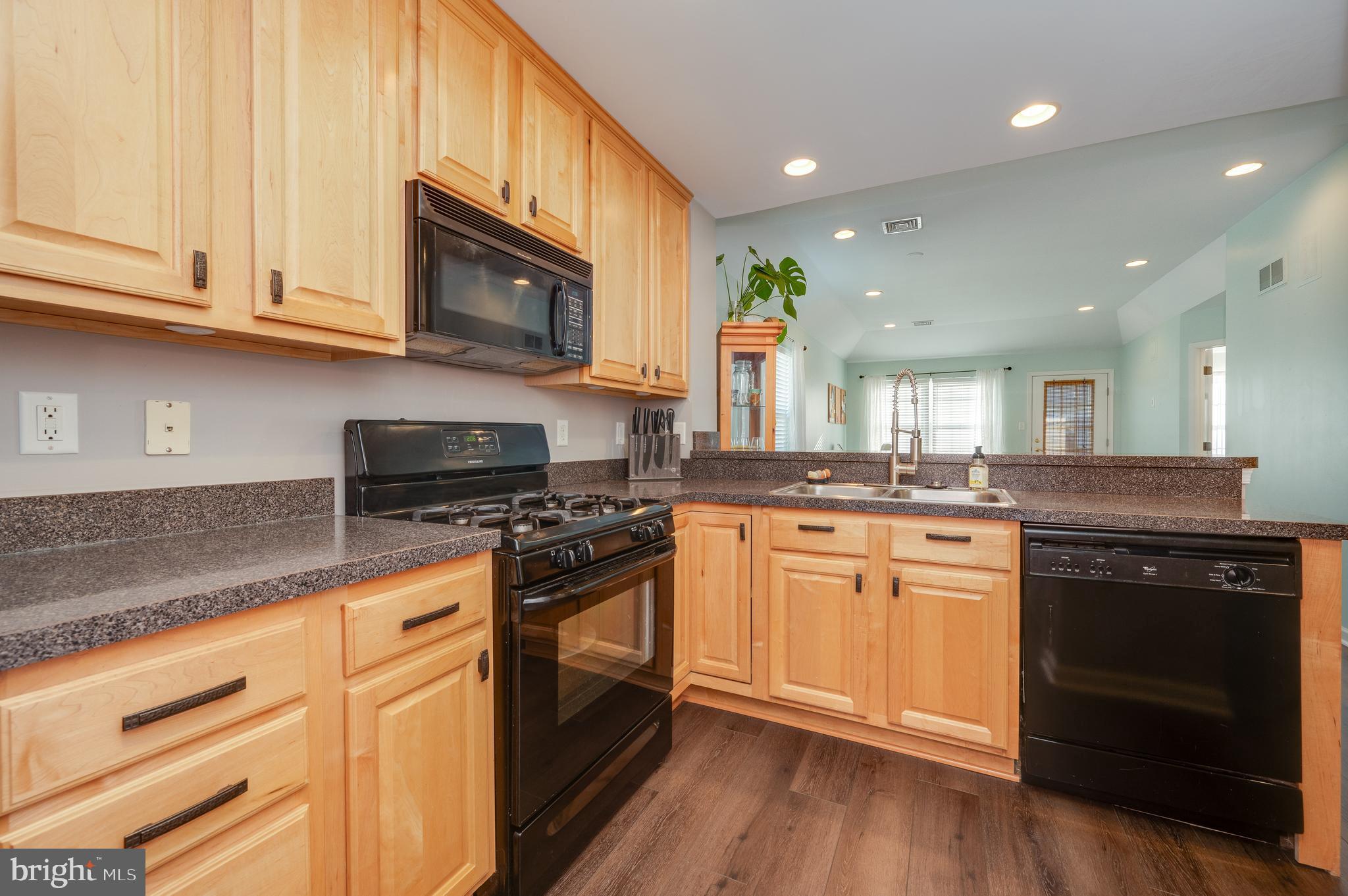 COUNTRY MEADOWS - Residential