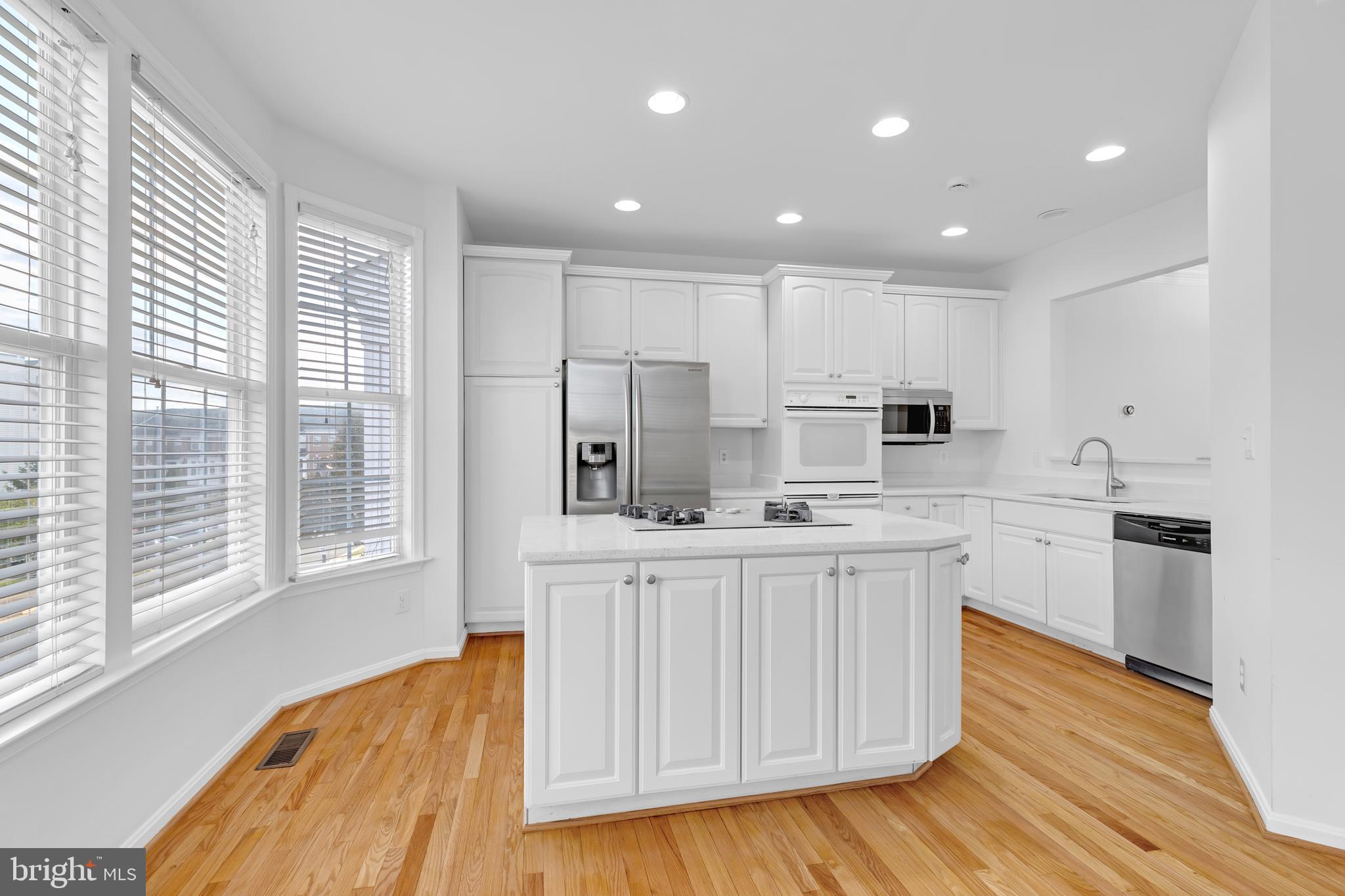 851 VALEMOUNT TERRACE NE