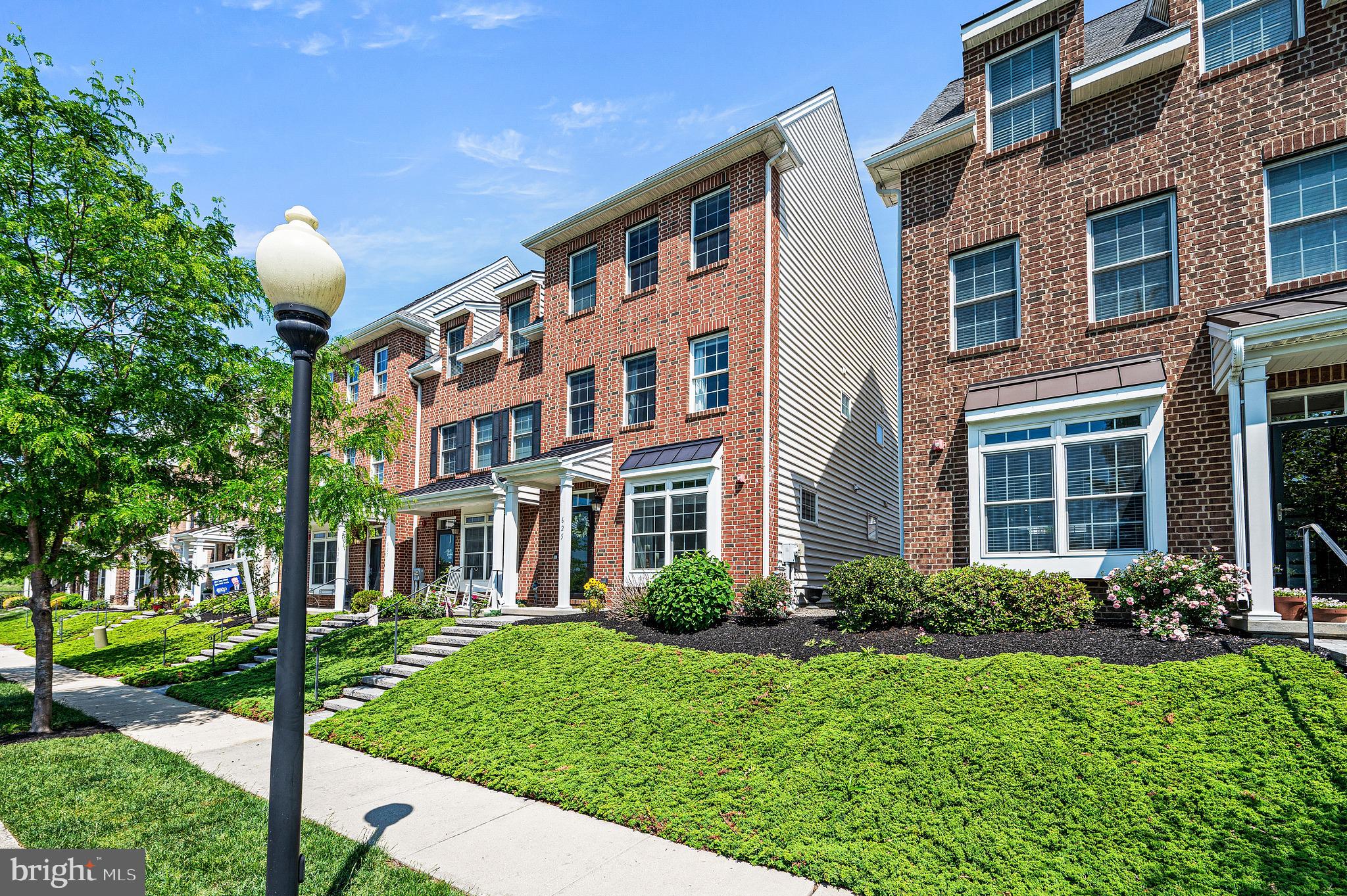 625 W MULBERRY STREET