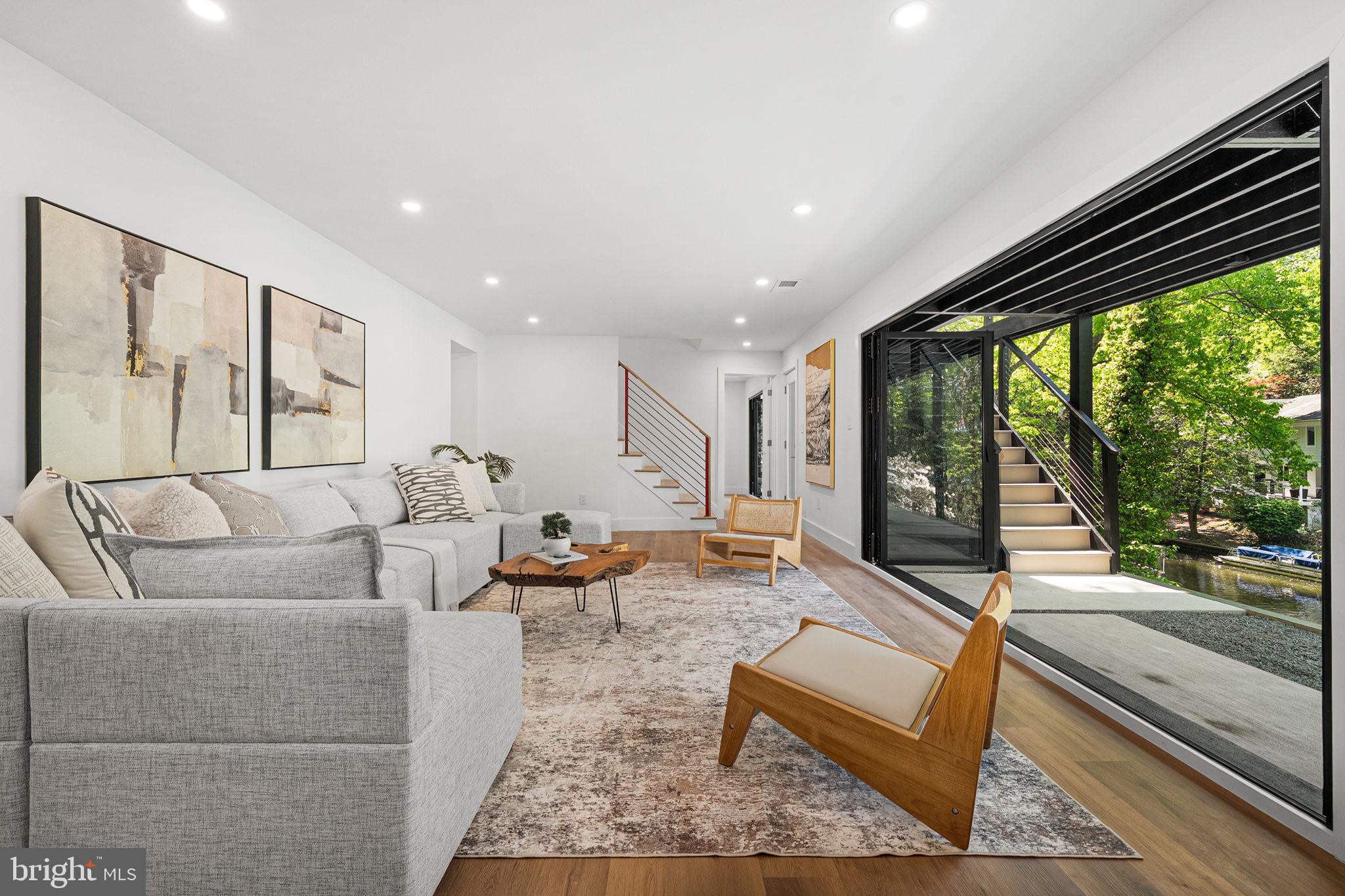 LAKE BARCROFT - Residential