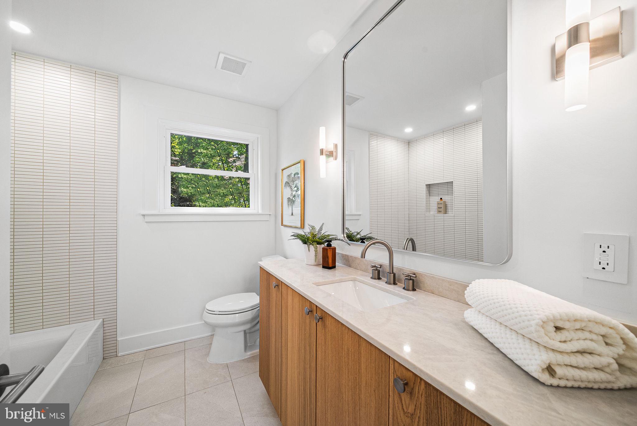 LAKE BARCROFT - Residential