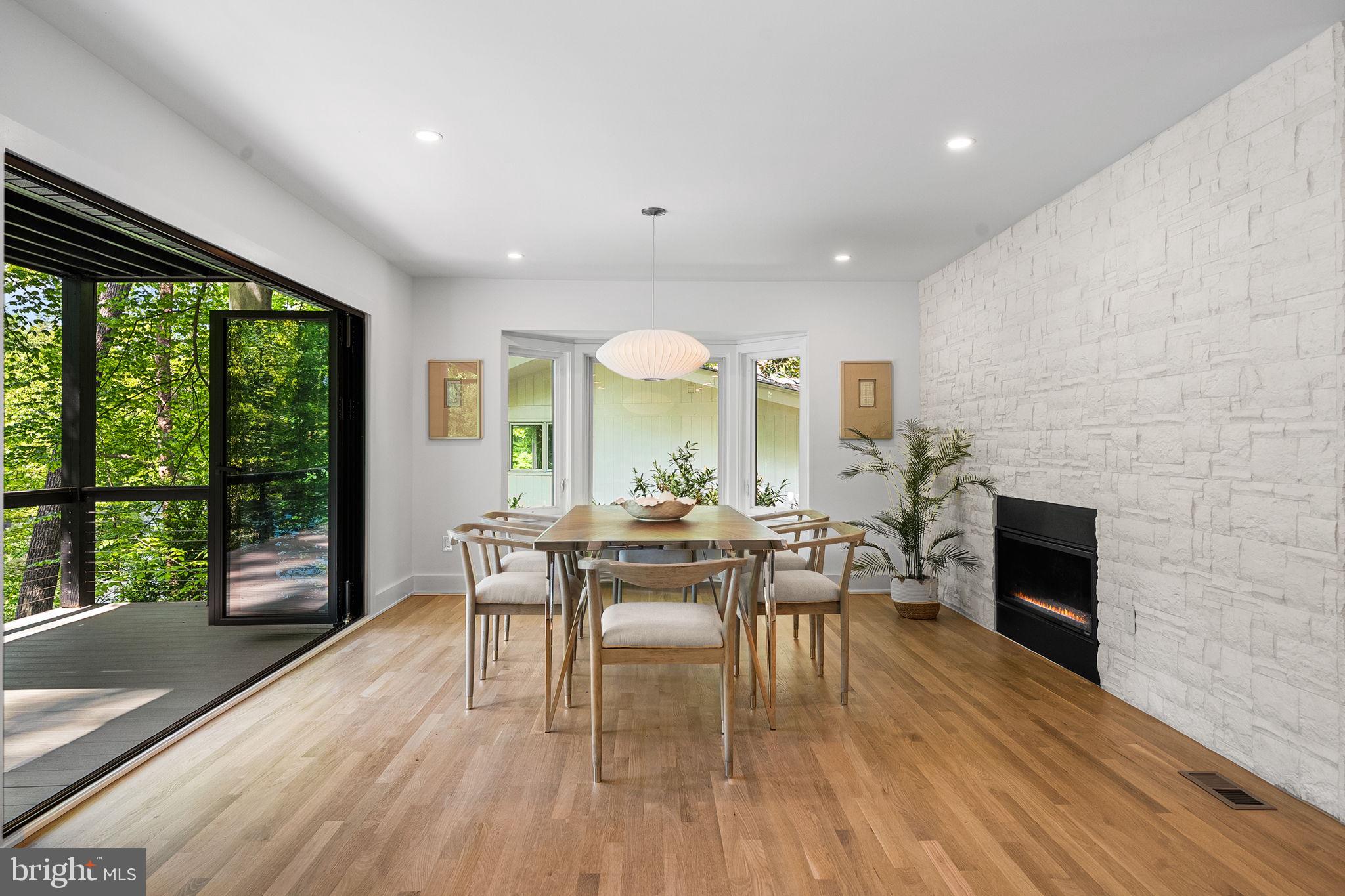 LAKE BARCROFT - Residential