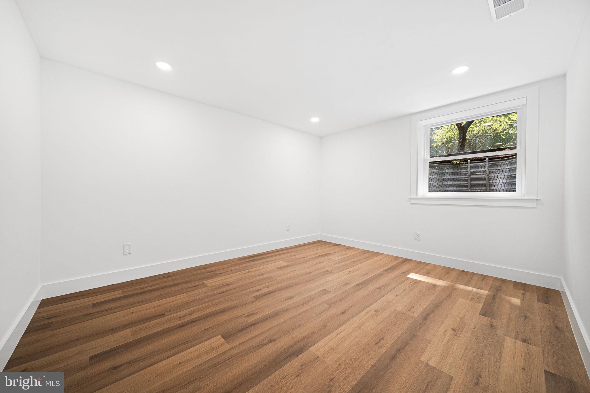 LAKE BARCROFT - Residential