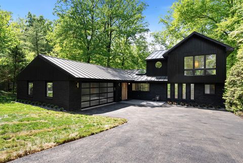 Photo of 3804 Lakeview Terrace, FALLS CHURCH, VA 22041 (MLS # VAFX2306358)