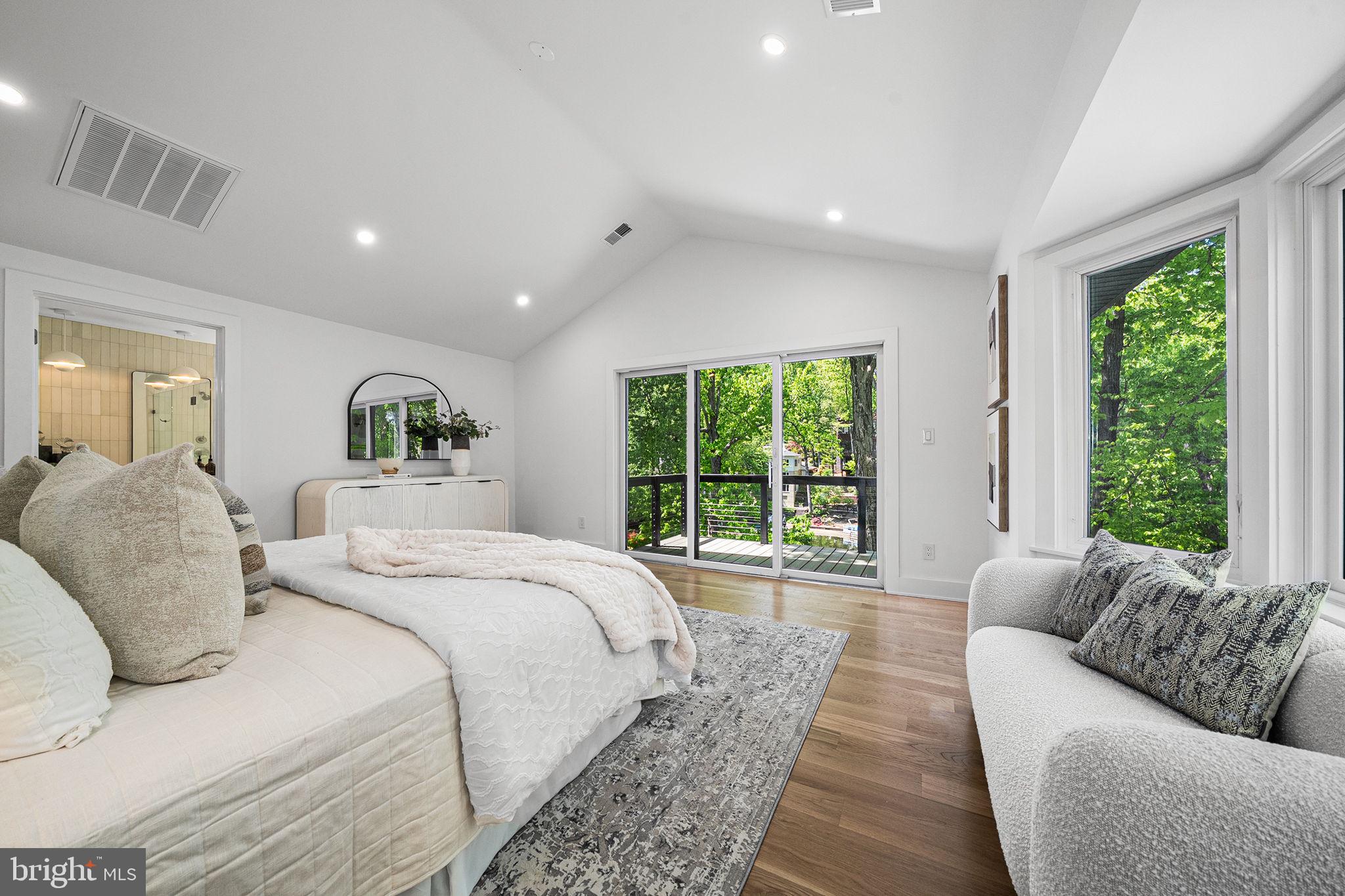 LAKE BARCROFT - Residential