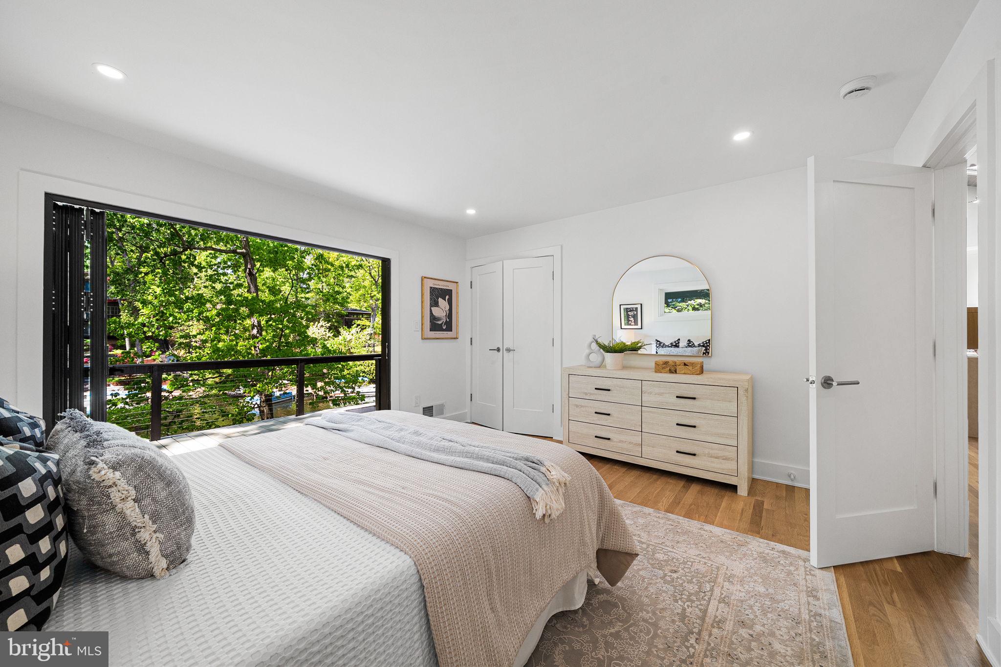 LAKE BARCROFT - Residential