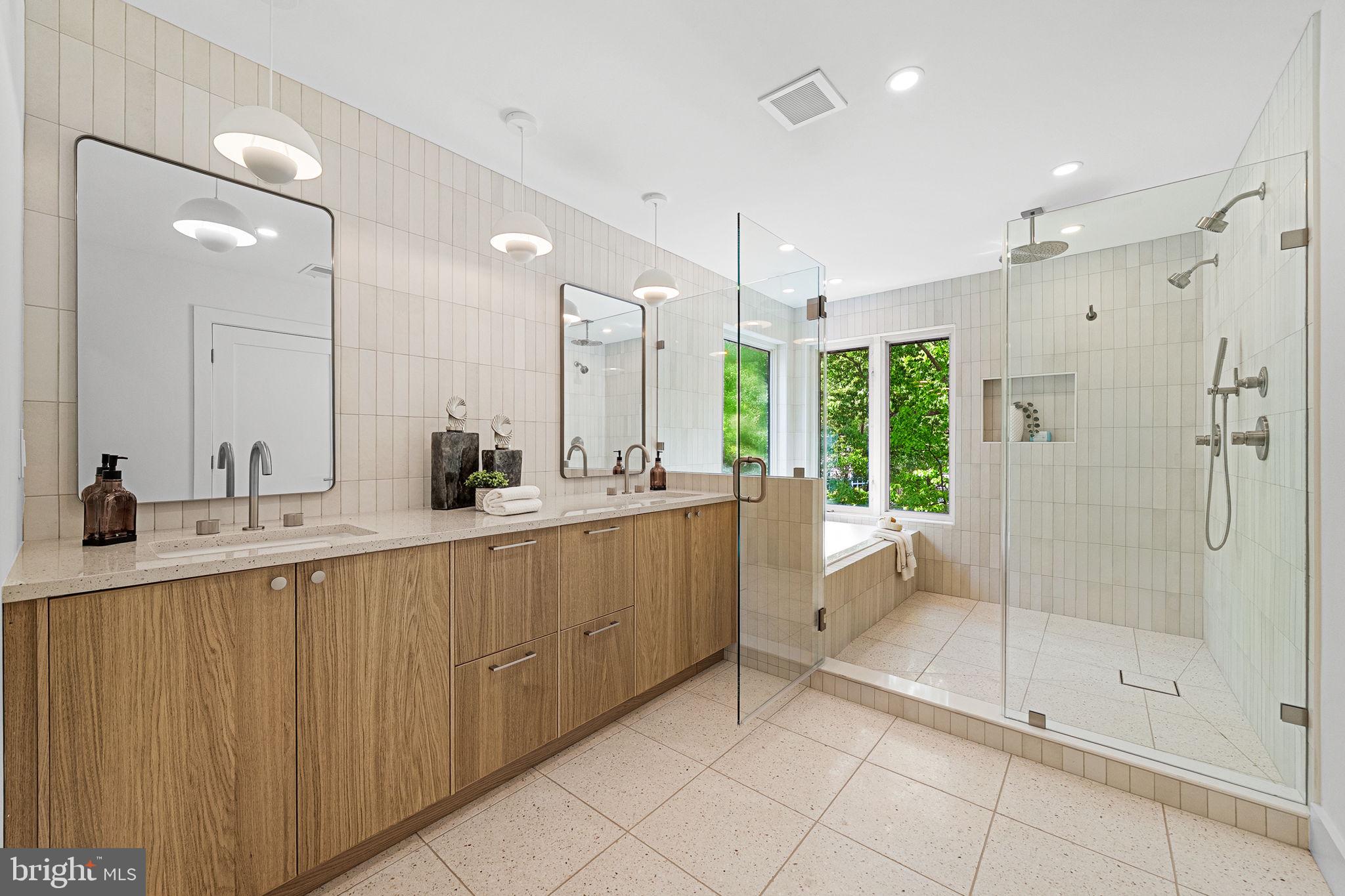 LAKE BARCROFT - Residential