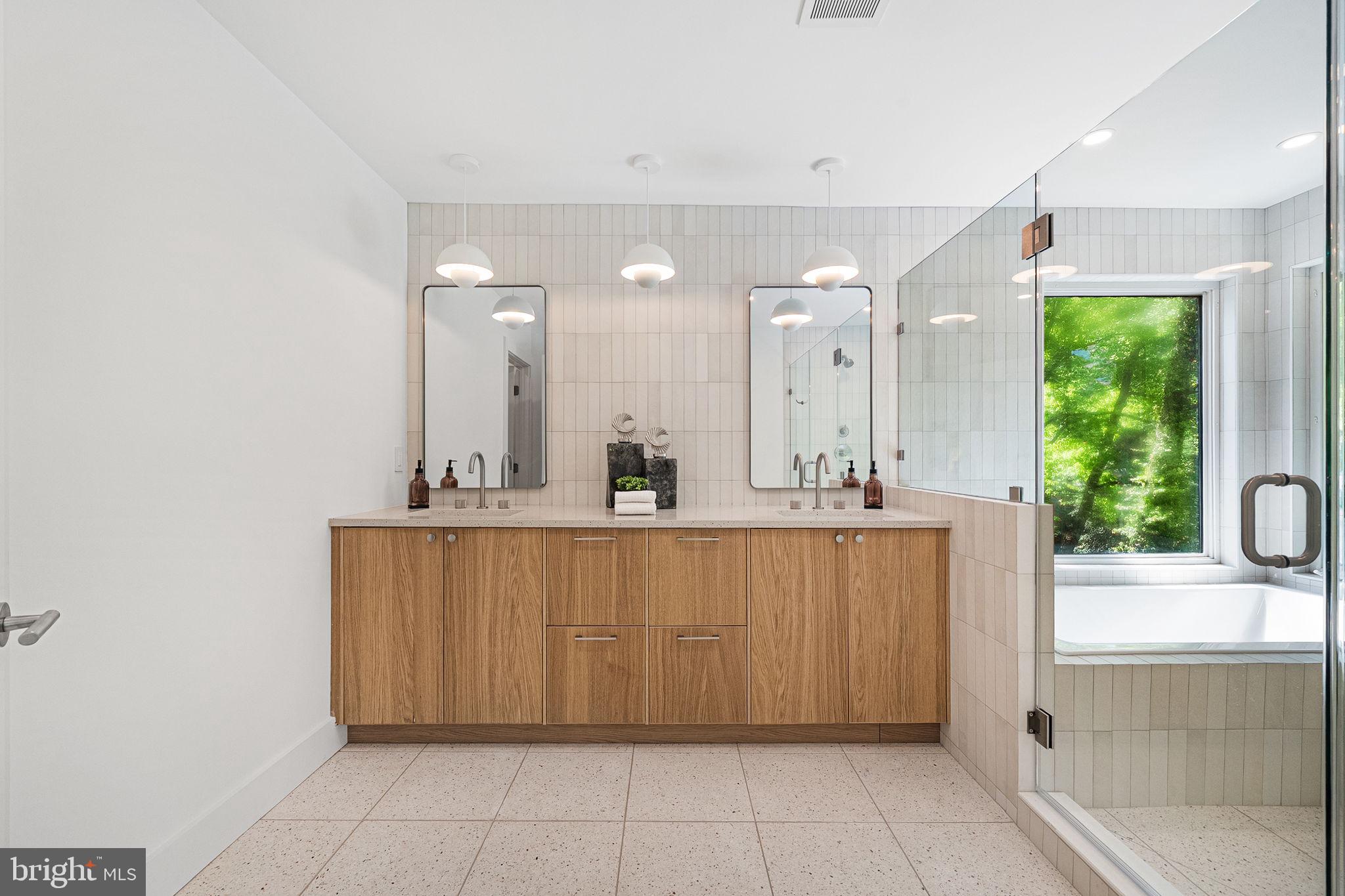 LAKE BARCROFT - Residential