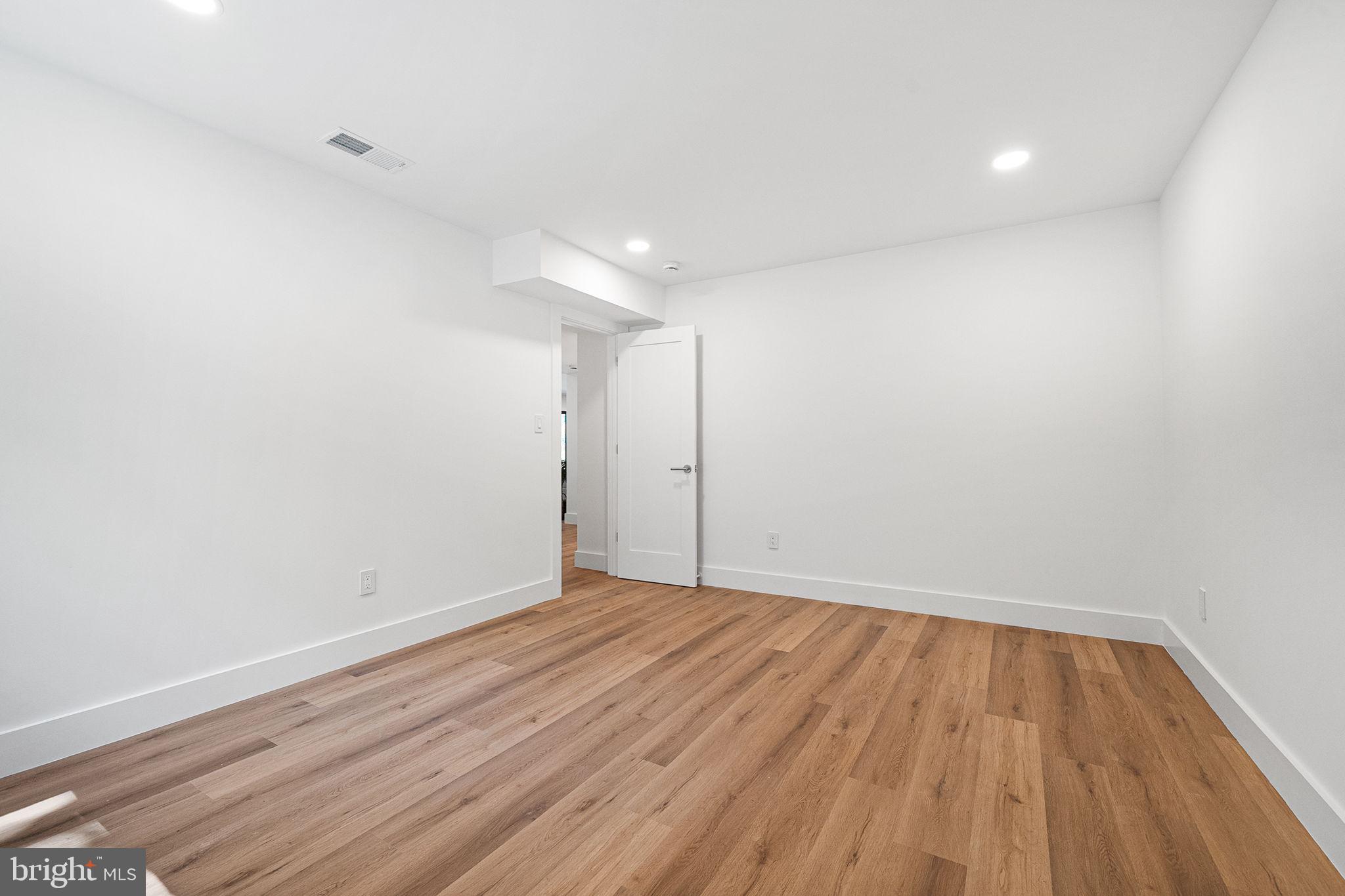 LAKE BARCROFT - Residential