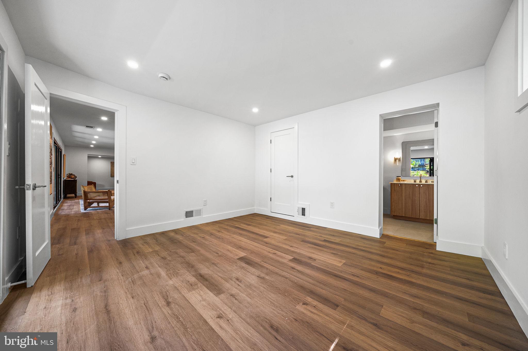 LAKE BARCROFT - Residential