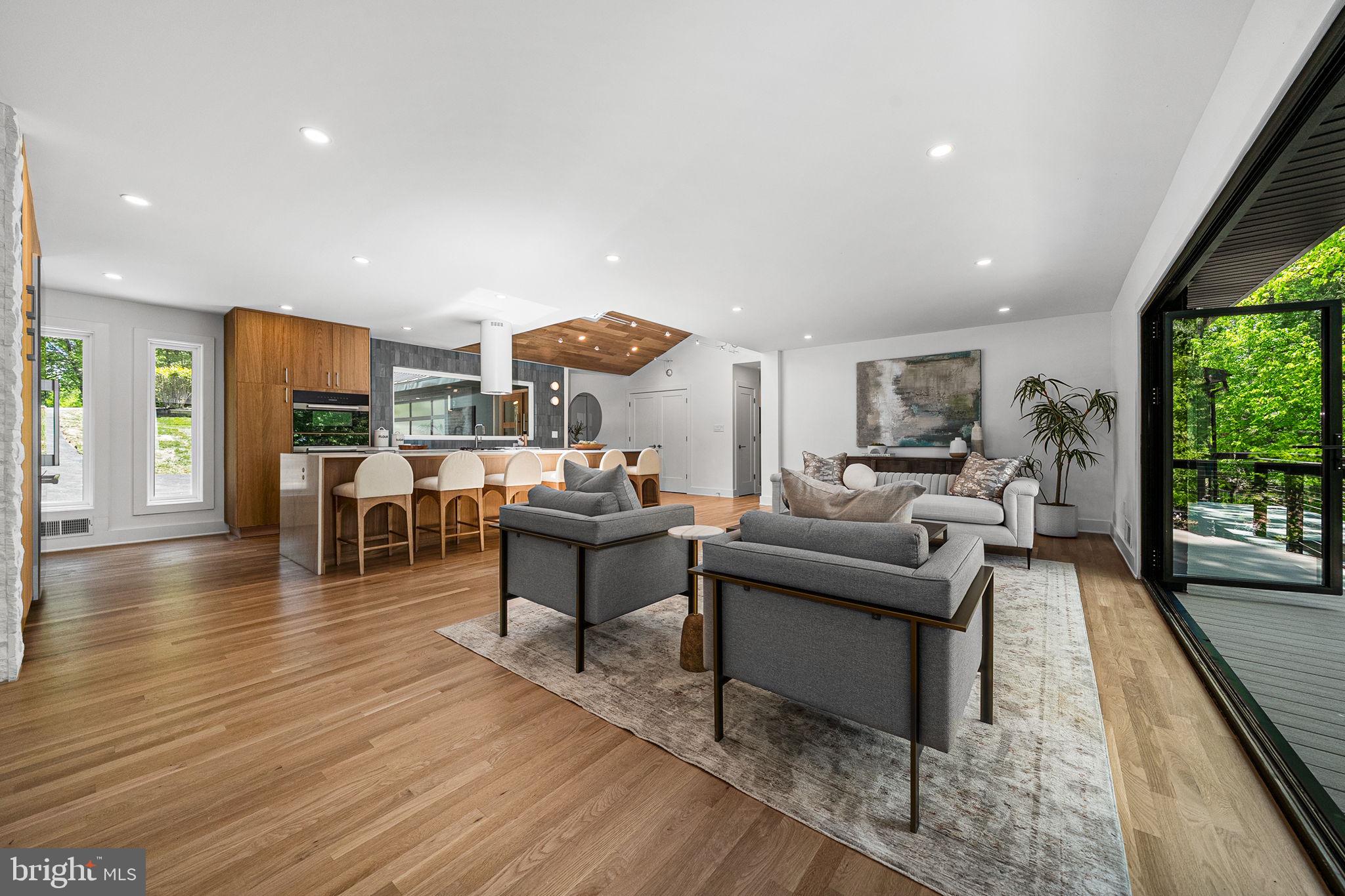 LAKE BARCROFT - Residential