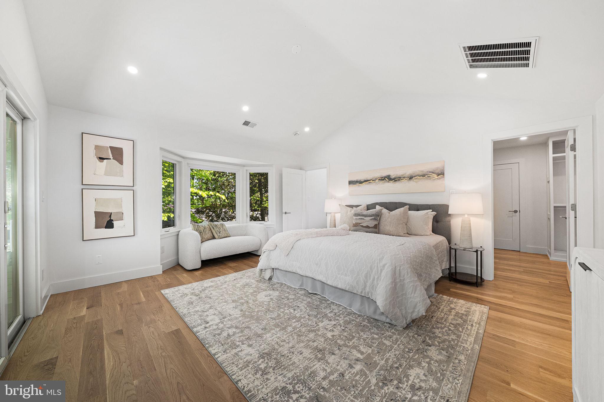 LAKE BARCROFT - Residential