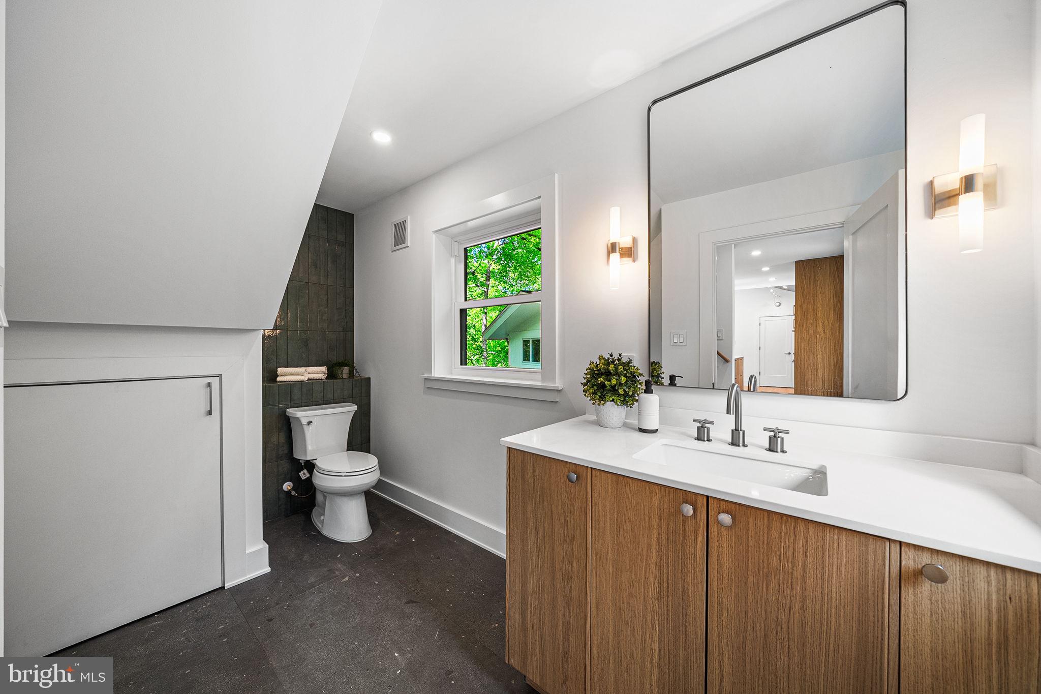 LAKE BARCROFT - Residential