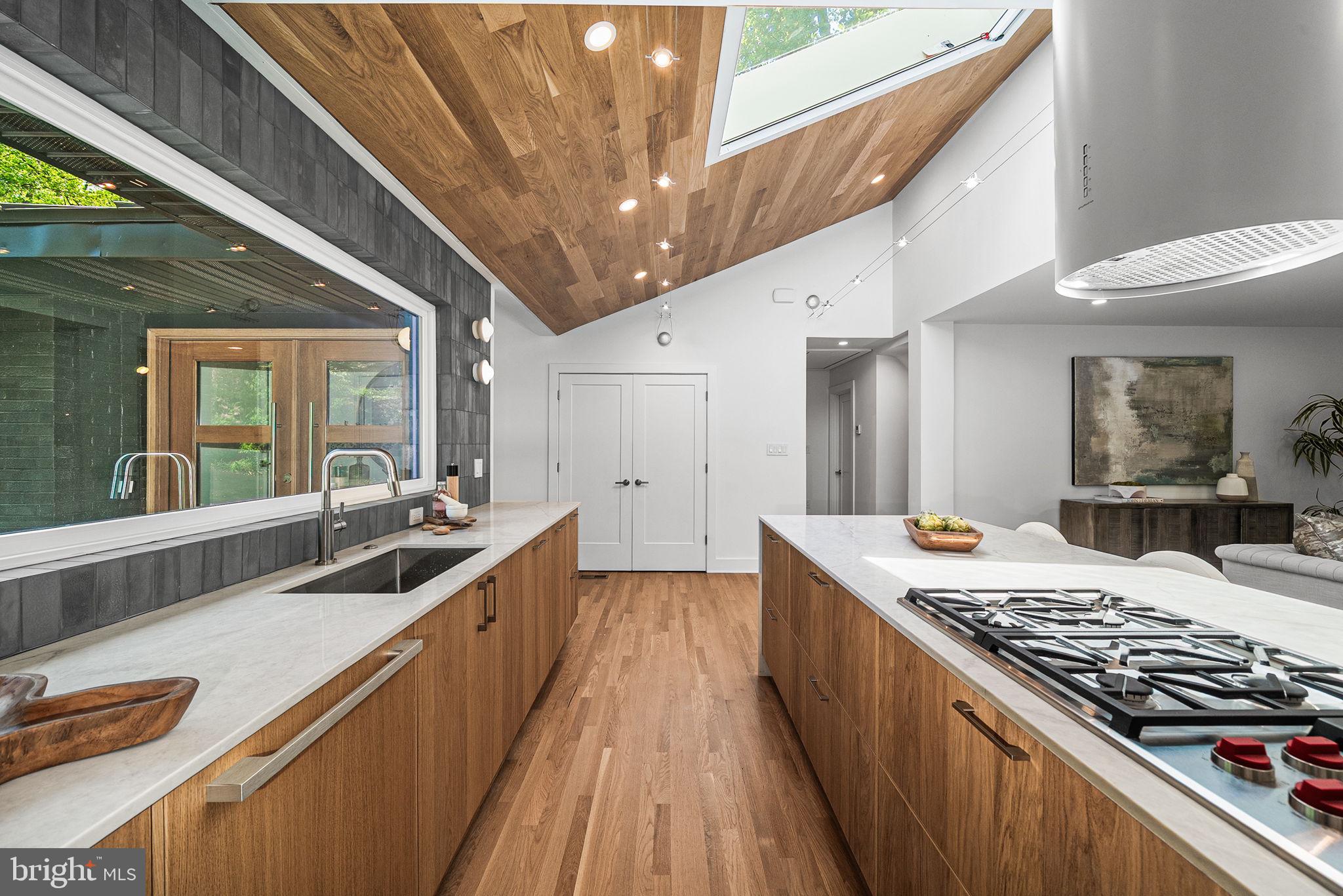 LAKE BARCROFT - Residential