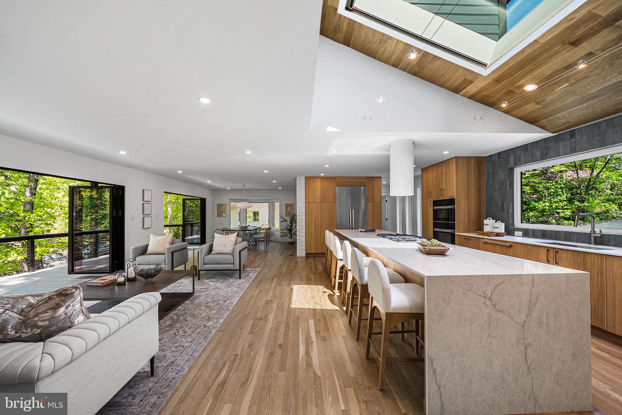 LAKE BARCROFT - Residential