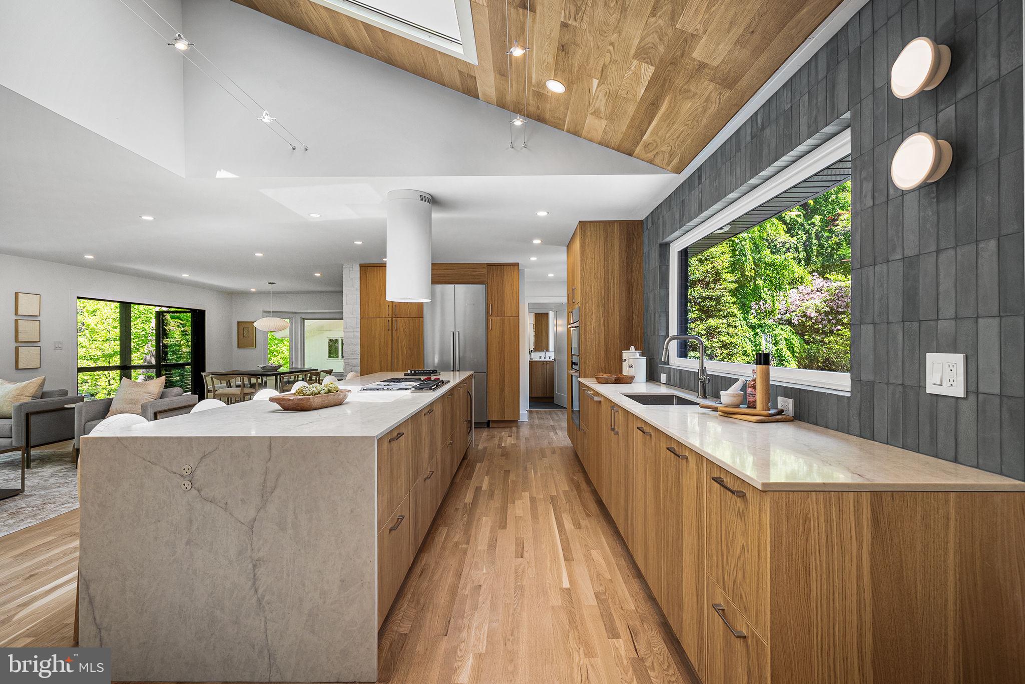 LAKE BARCROFT - Residential