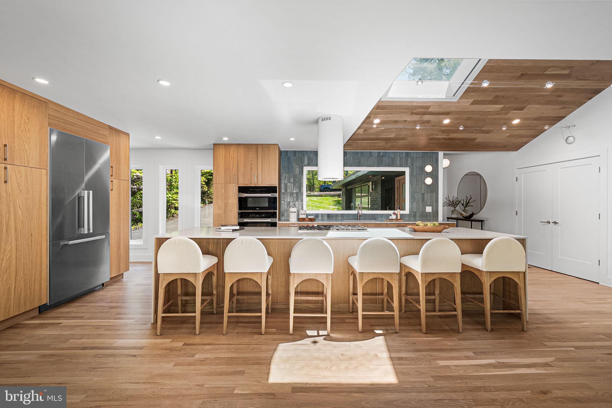 LAKE BARCROFT - Residential