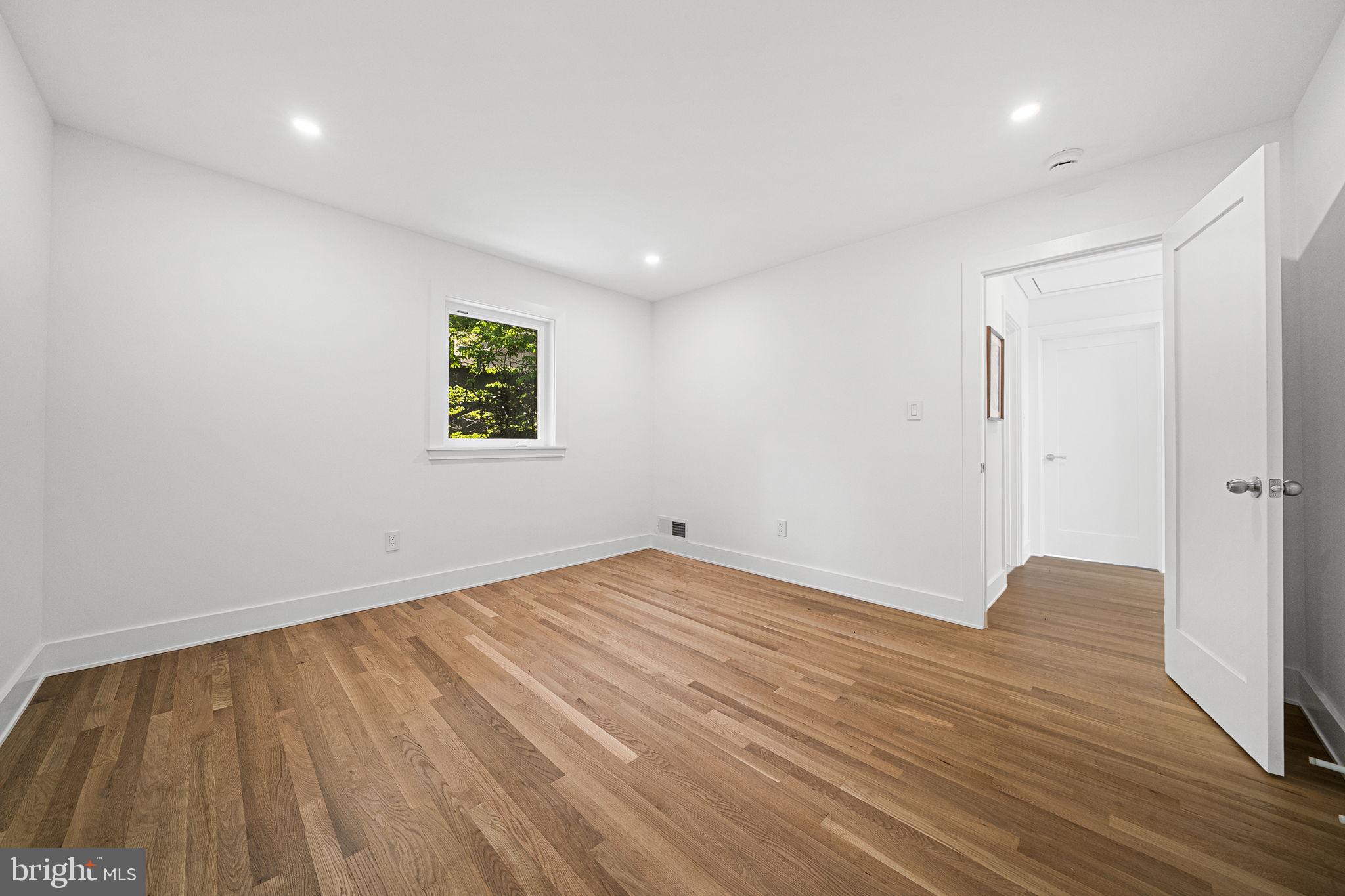 LAKE BARCROFT - Residential