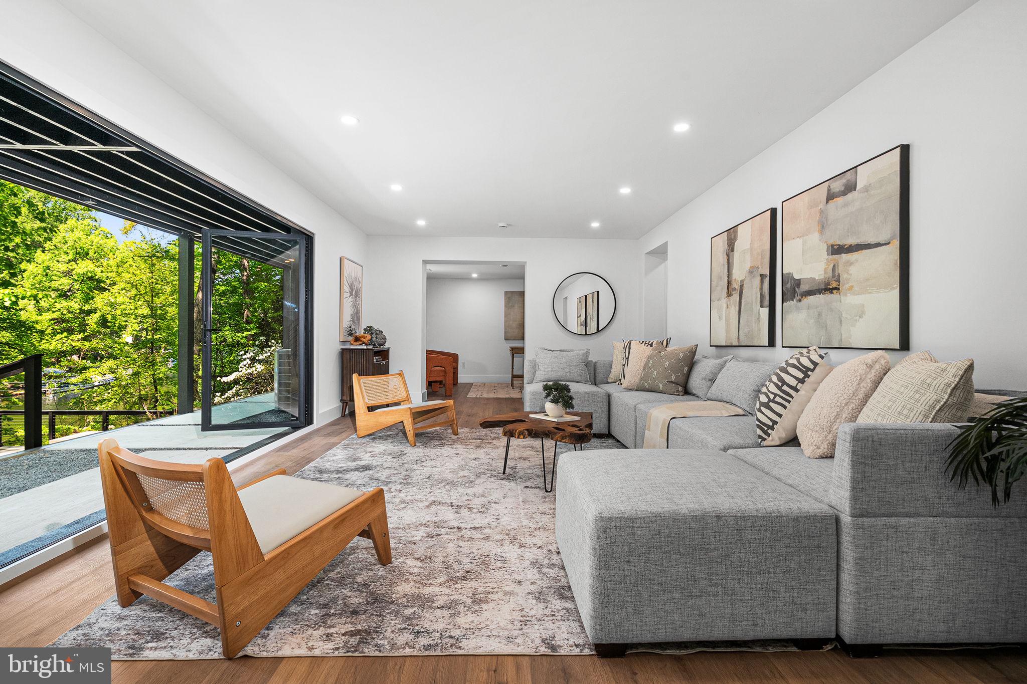 LAKE BARCROFT - Residential