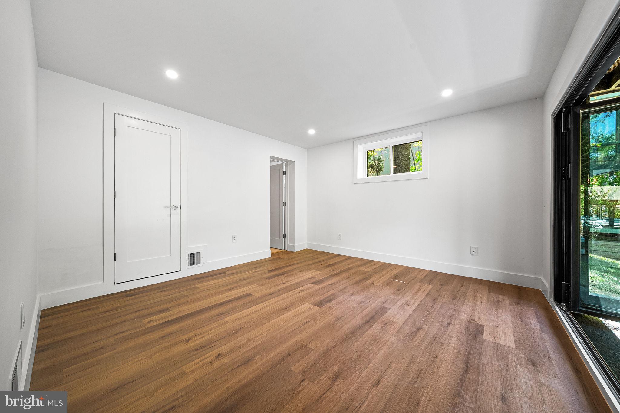 LAKE BARCROFT - Residential