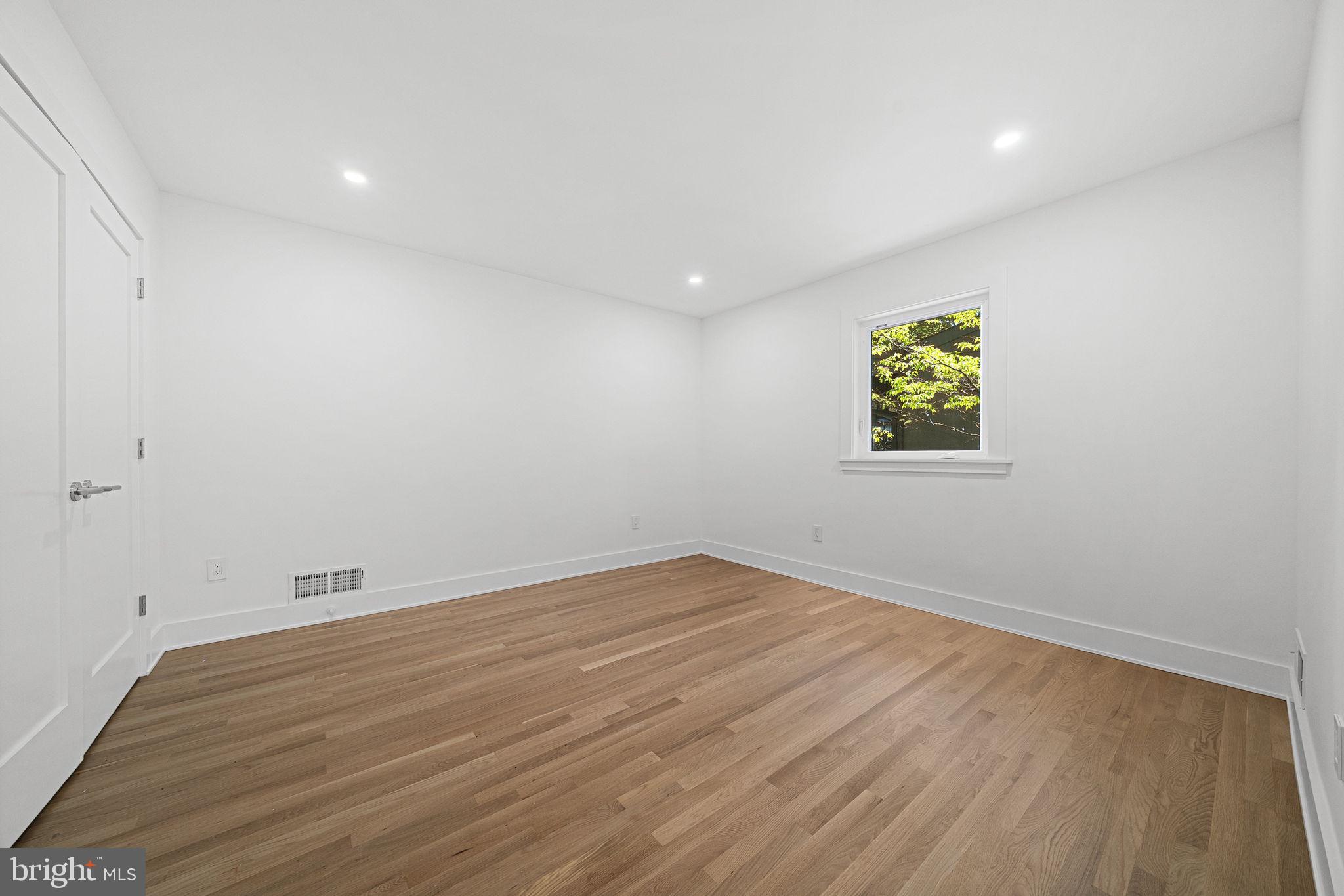 LAKE BARCROFT - Residential