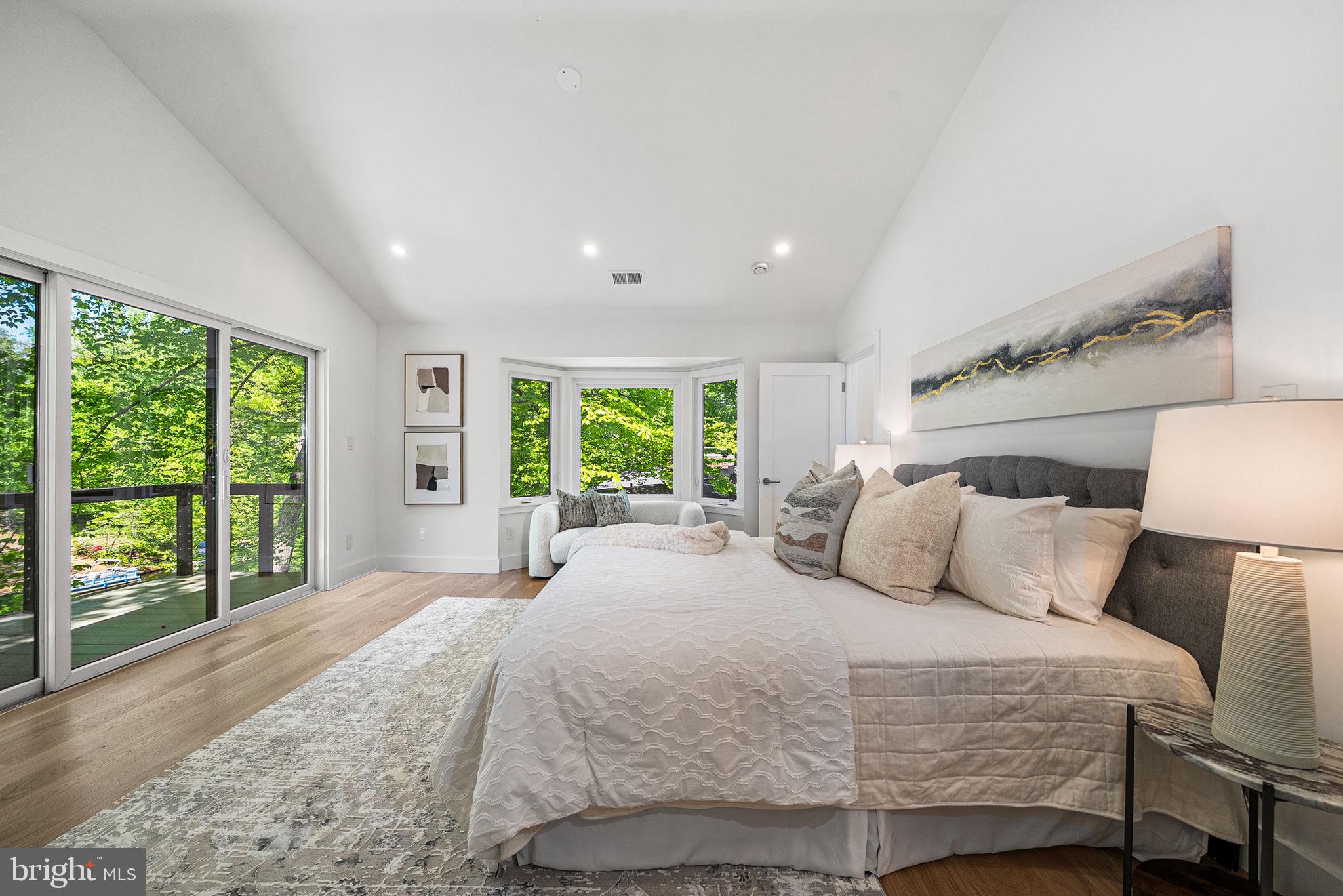 LAKE BARCROFT - Residential