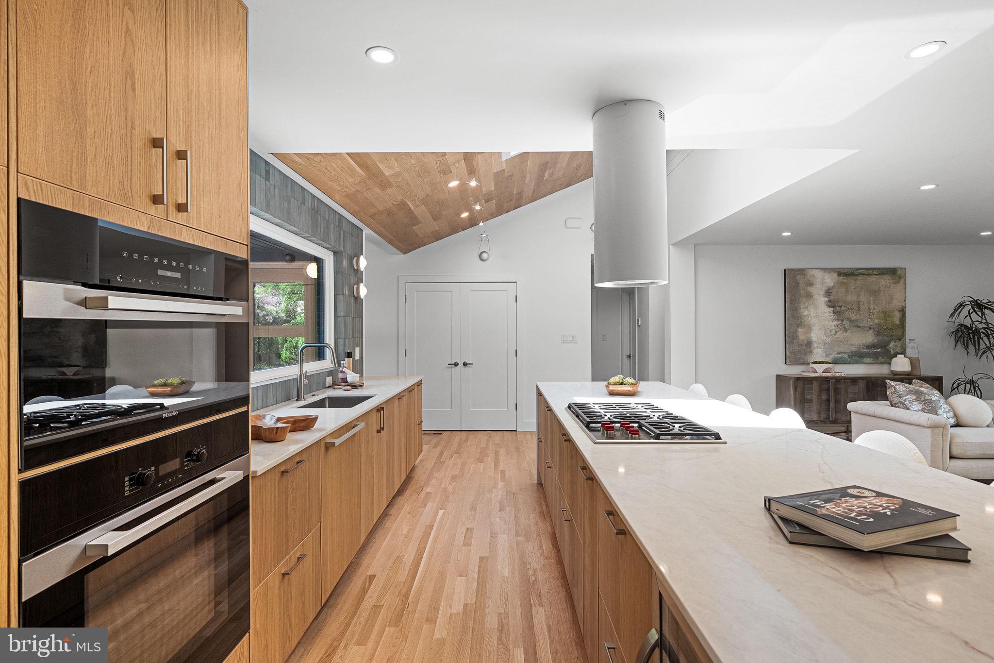 LAKE BARCROFT - Residential