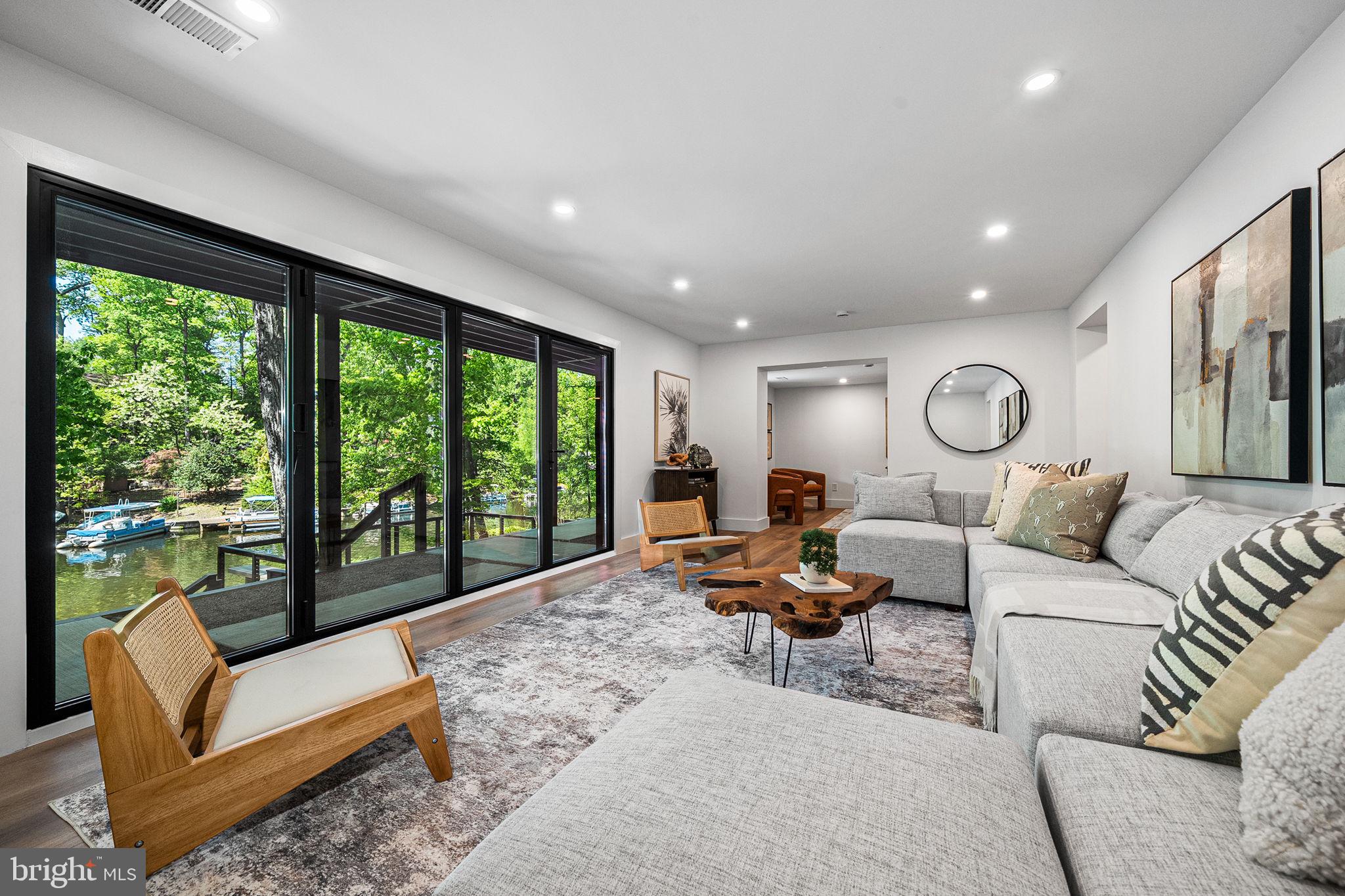 LAKE BARCROFT - Residential