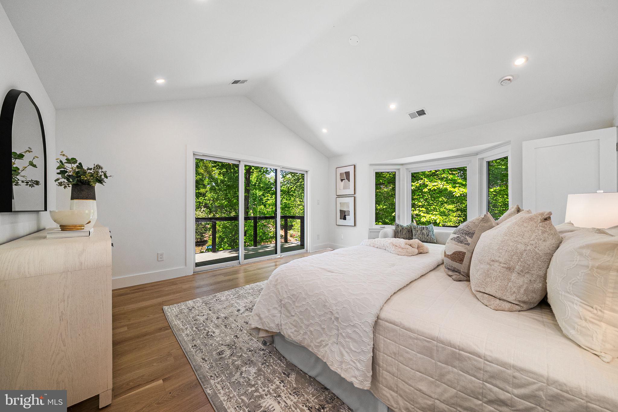 LAKE BARCROFT - Residential