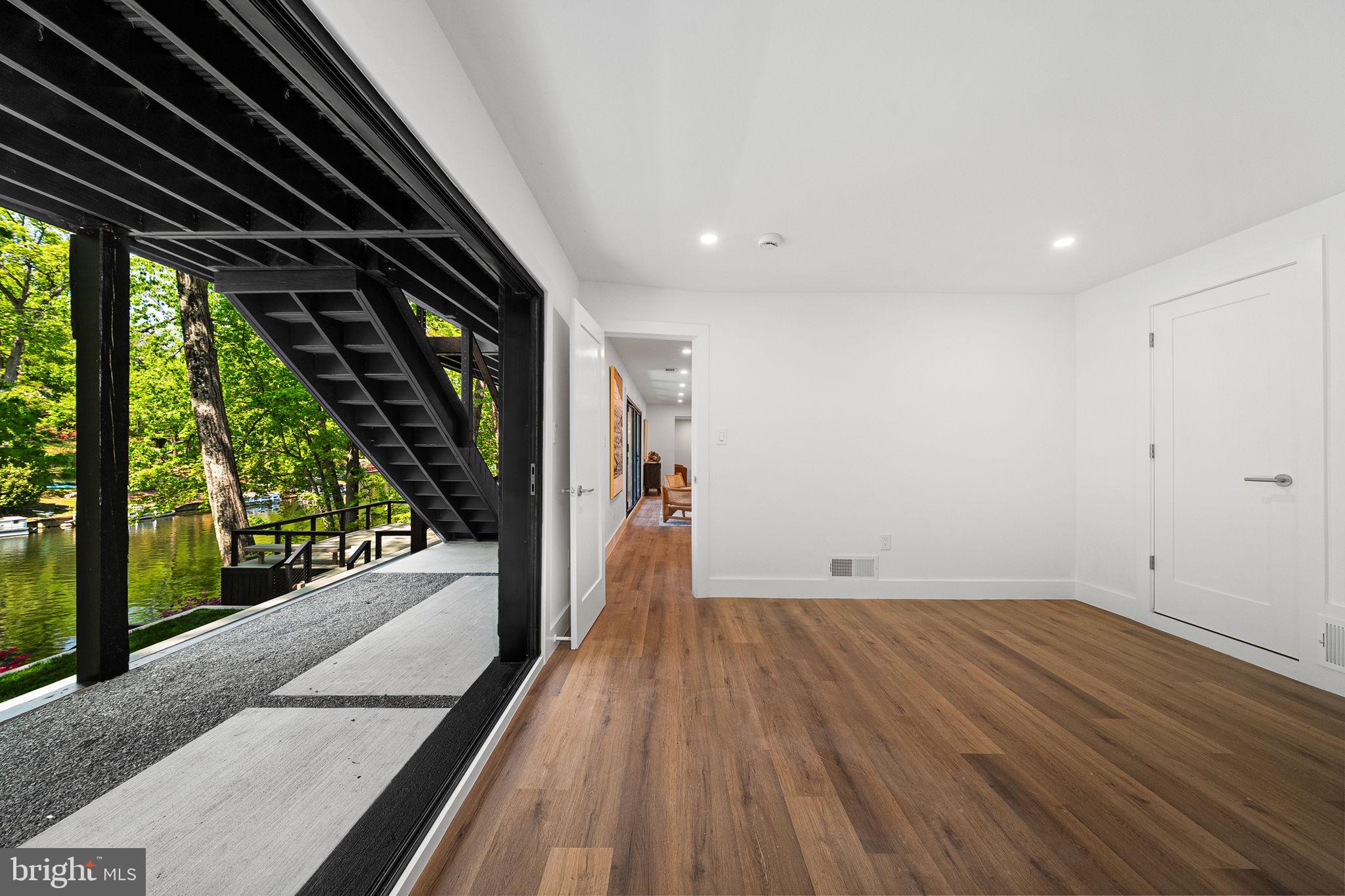 LAKE BARCROFT - Residential