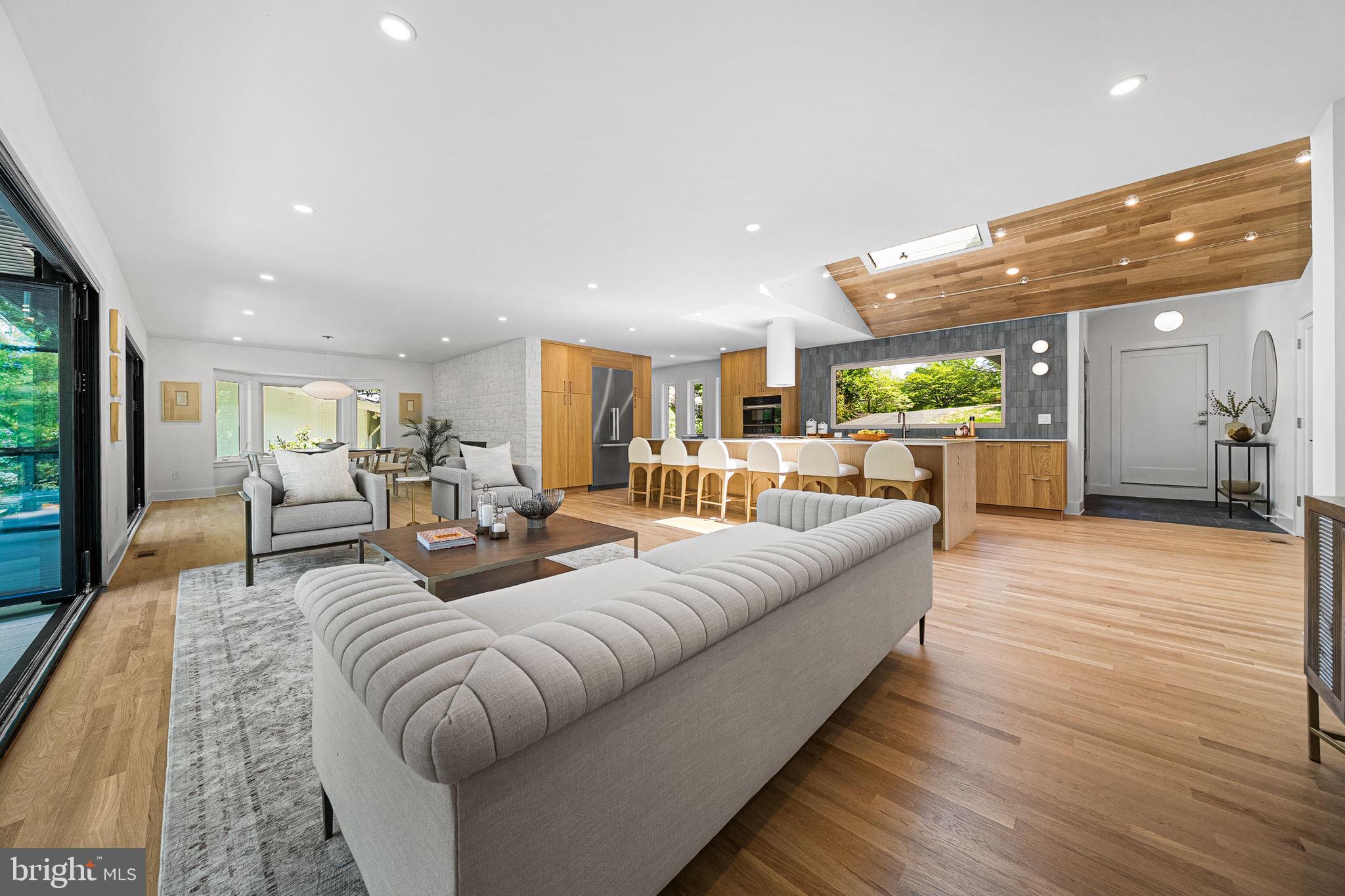 LAKE BARCROFT - Residential