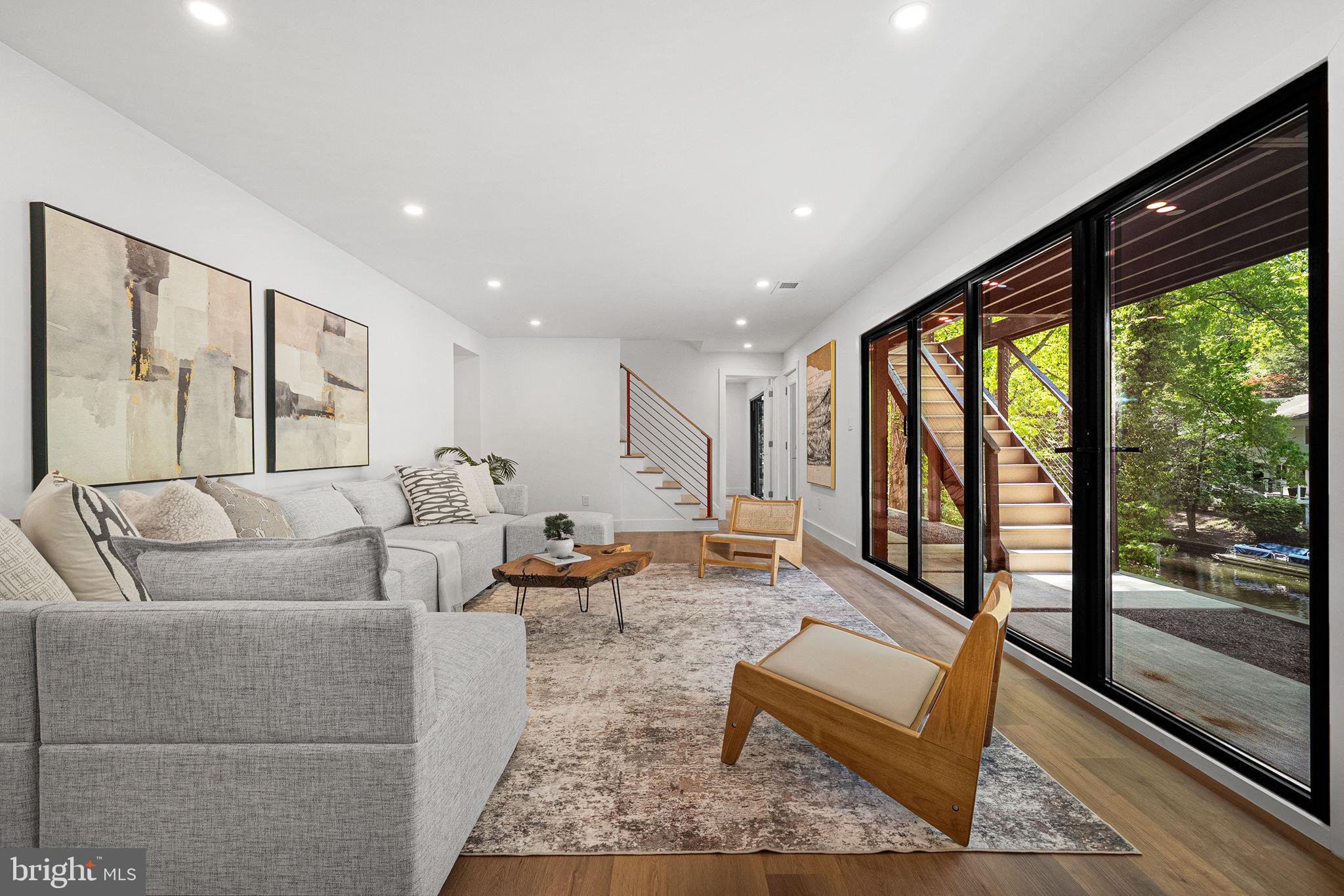 LAKE BARCROFT - Residential