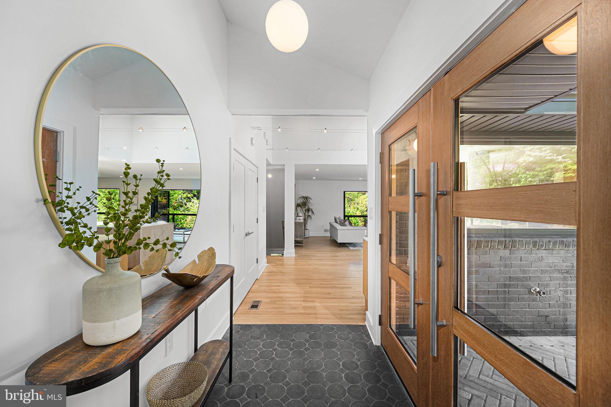 LAKE BARCROFT - Residential