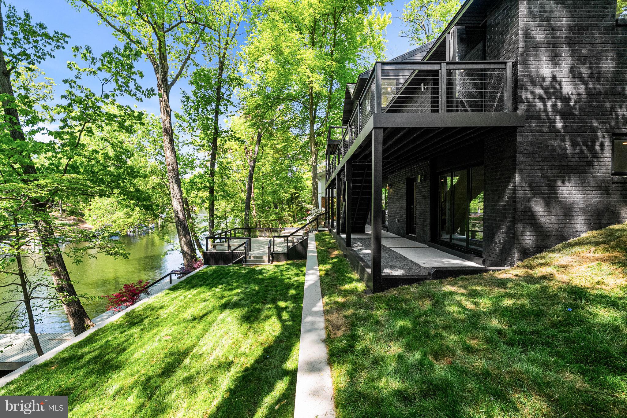 LAKE BARCROFT - Residential