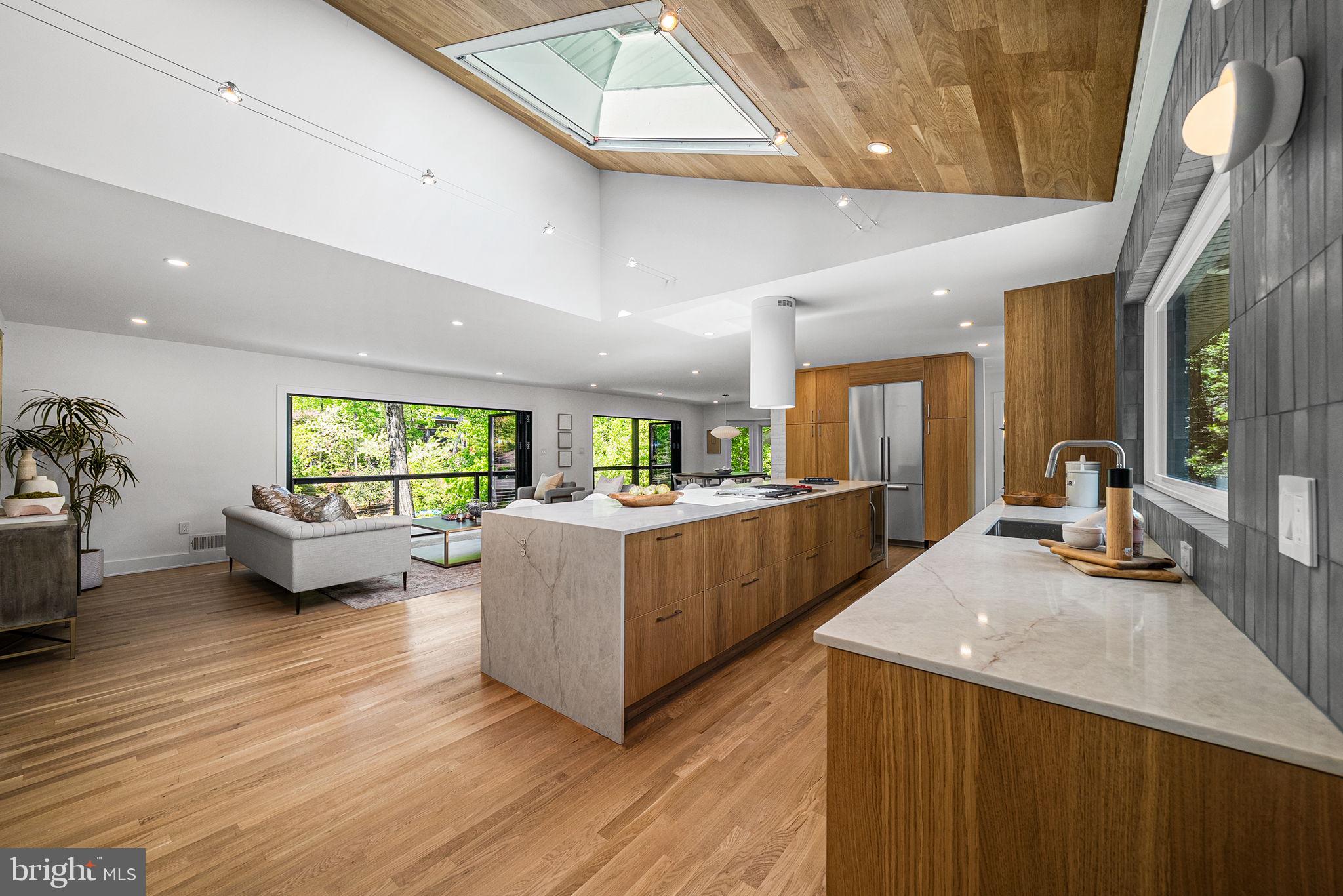 LAKE BARCROFT - Residential