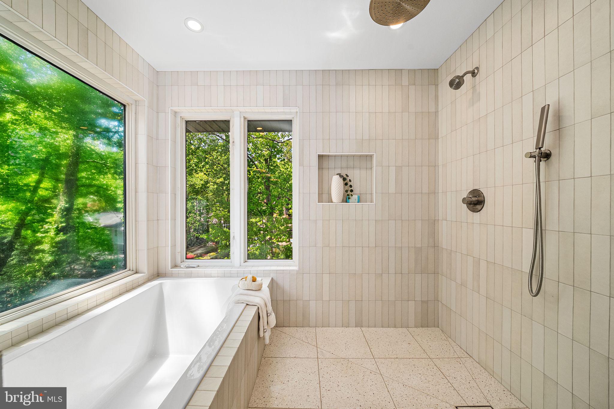 LAKE BARCROFT - Residential