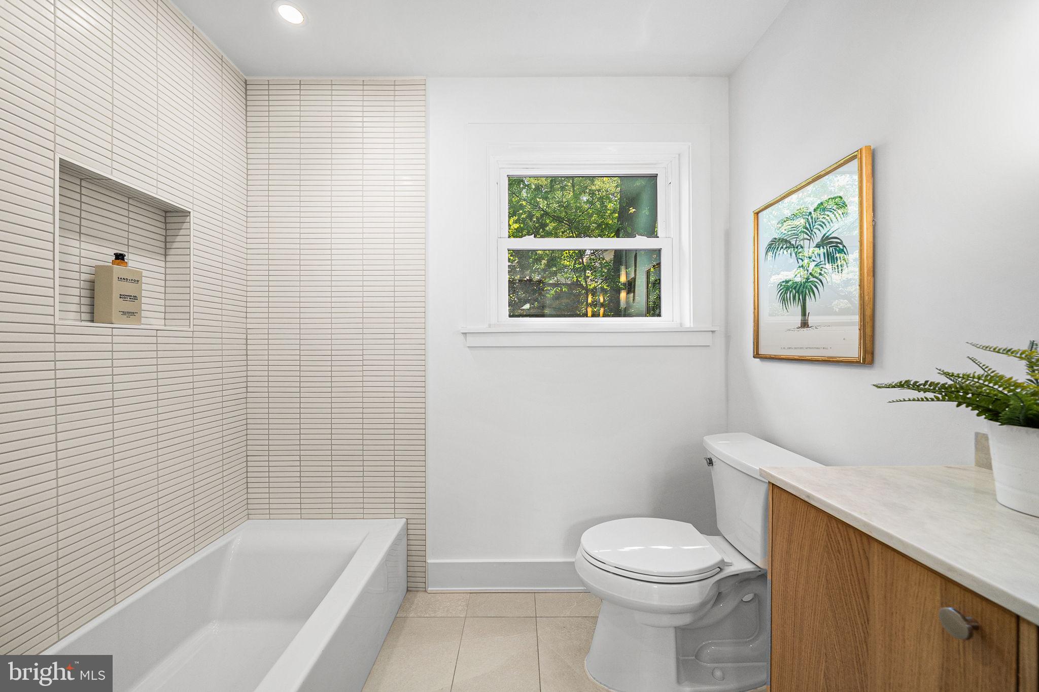 LAKE BARCROFT - Residential