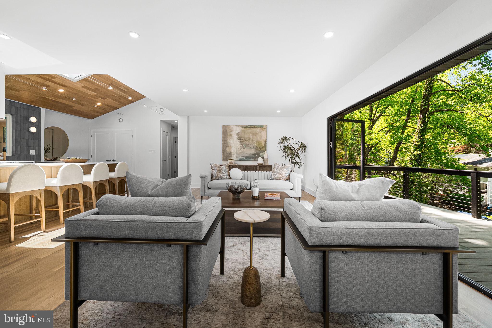 LAKE BARCROFT - Residential