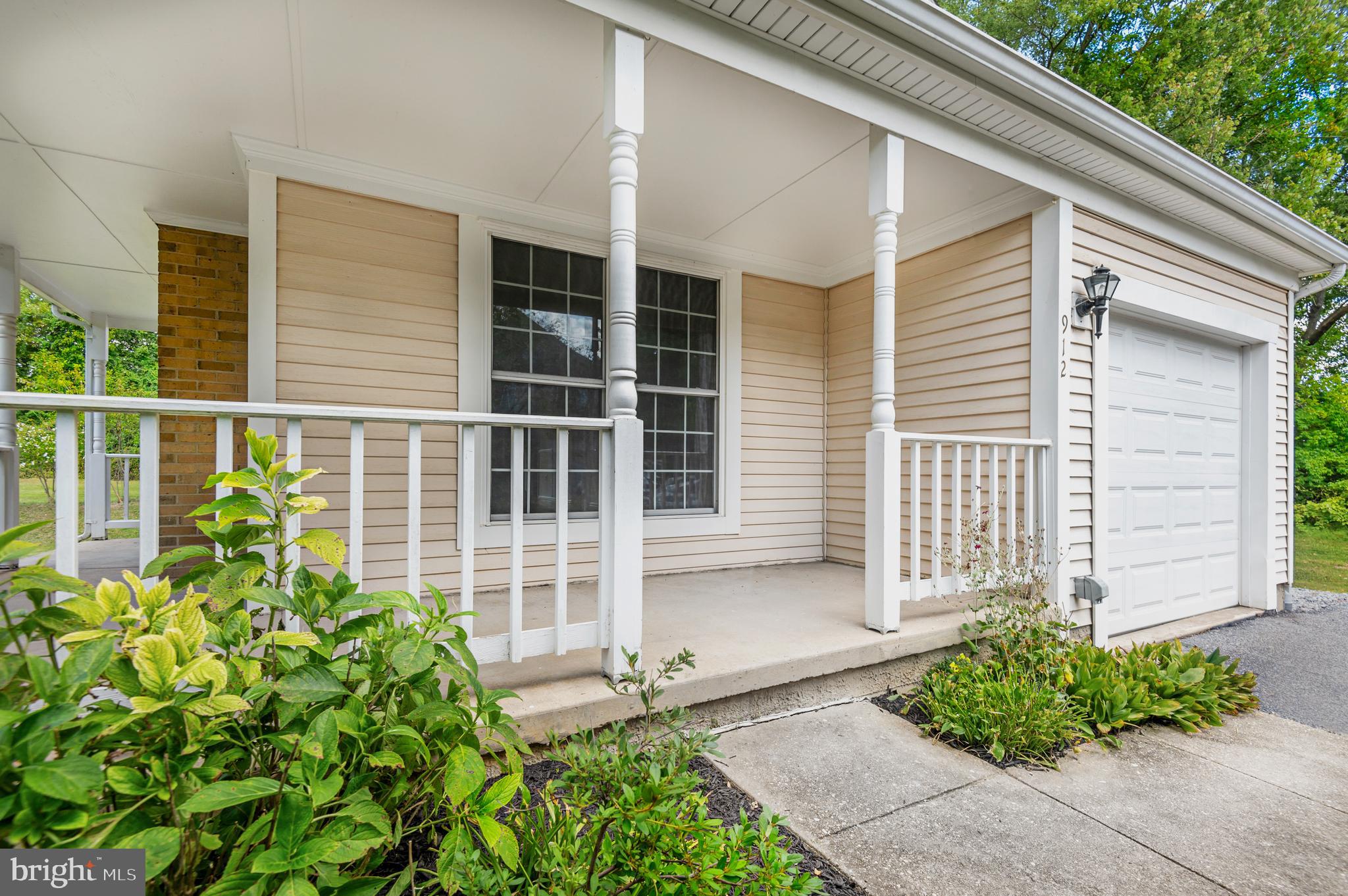 912 W SEMINARY AVENUE