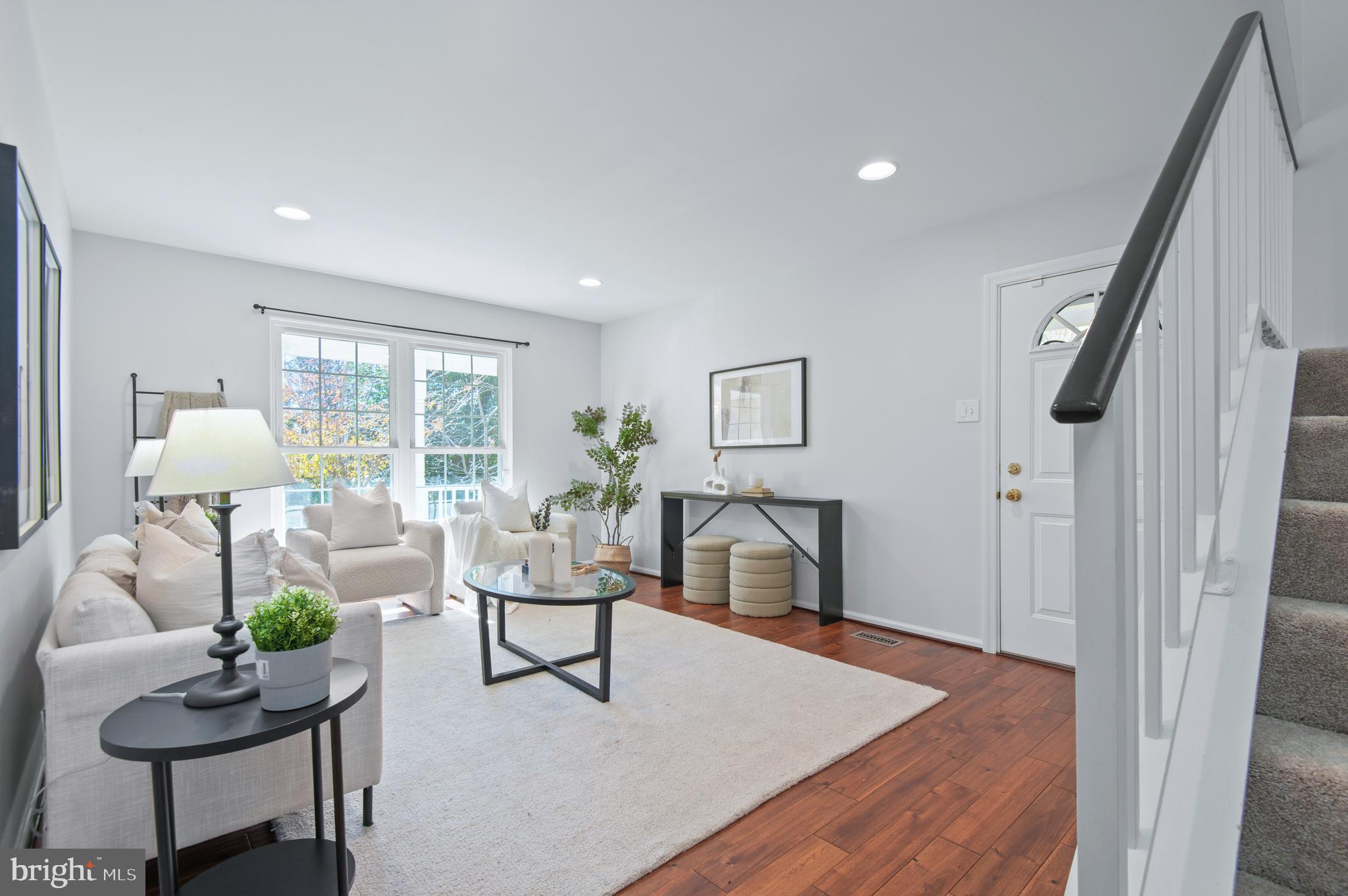 912 W SEMINARY AVENUE