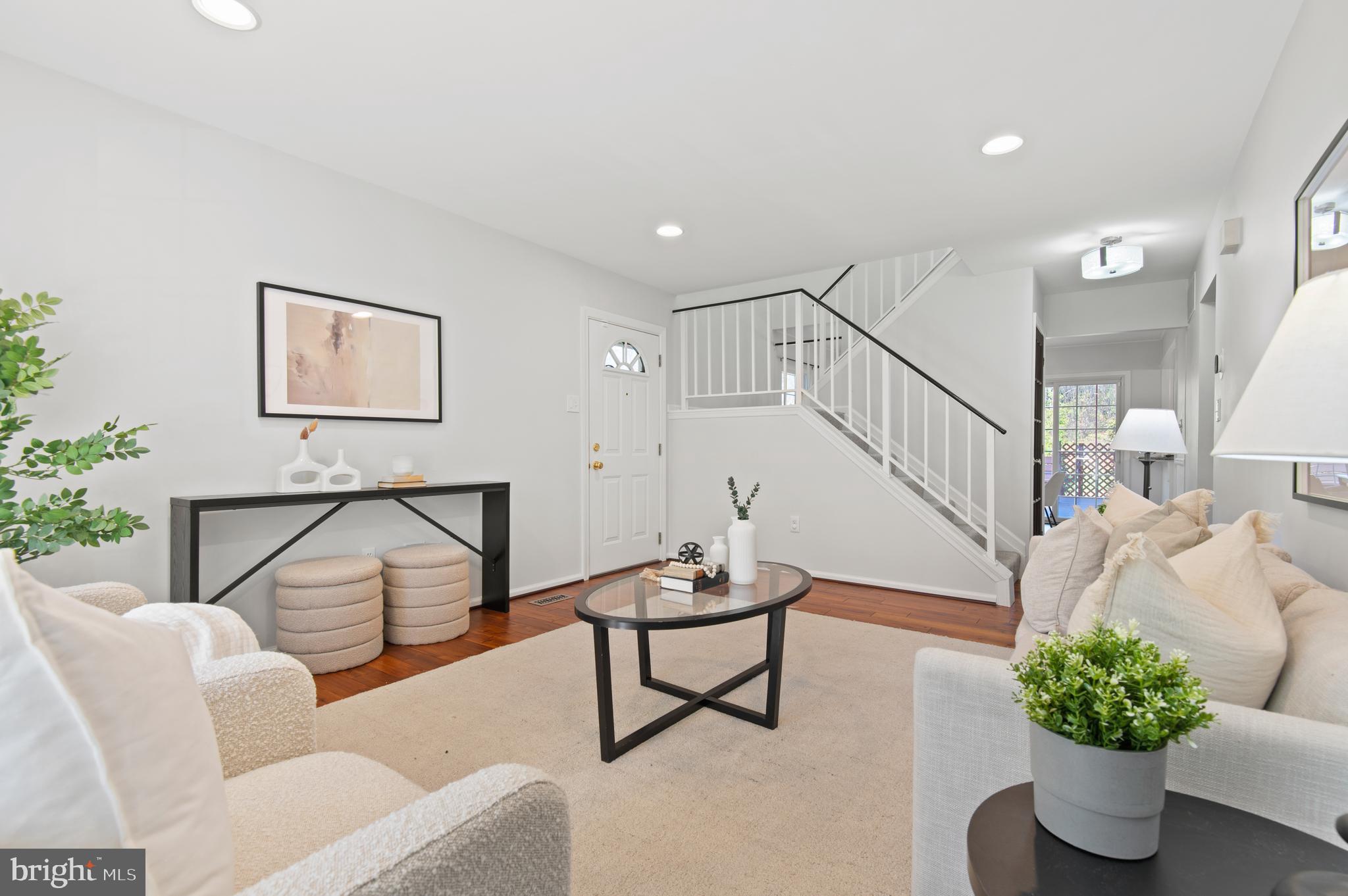 912 W SEMINARY AVENUE