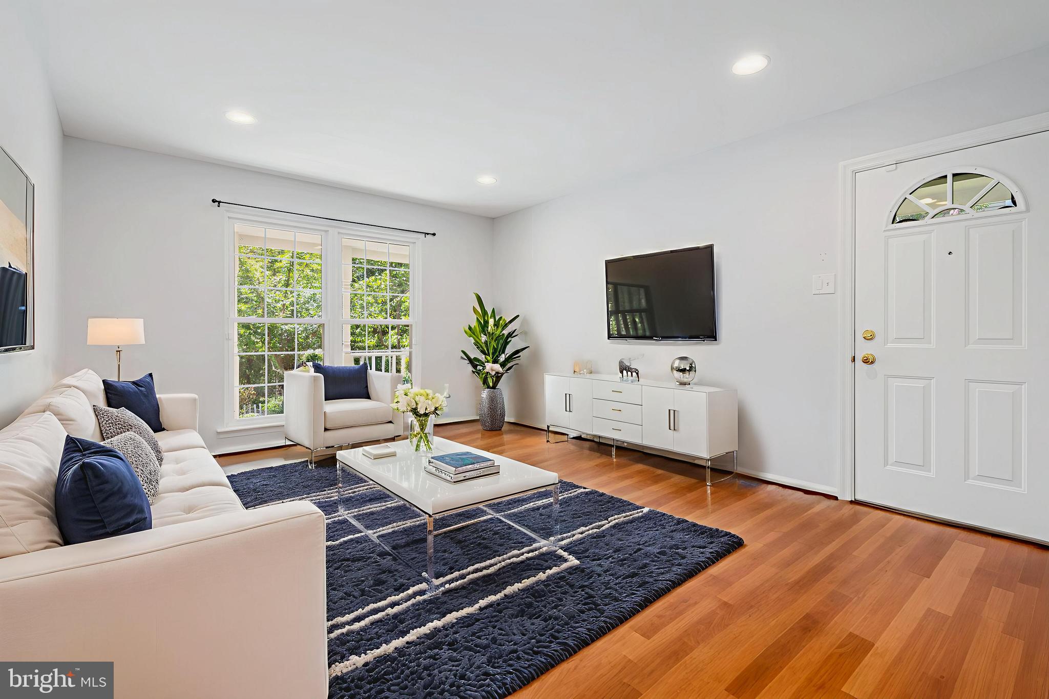 912 W SEMINARY AVENUE