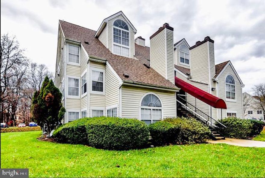 MOVE IN READY- The Vistas at Lake Arbor is a Sought-After community. This neighborhood is located in an convenient location and is close to schools, shopping, recreational facilities, including parks and metro stations. THIS IS A MUST SEE!!!  This beautiful condo offers an open 1 level floor plan, beautiful hardwood floors, living room/dining room area with warm fireplace, 1 bath ,natural lightning , updated kitchen with granite, stainless appliances, new HVAC system, washer/dryer, clean and ready for you to move in. This community is well maintained, clean, move in condition.  Please use mask and gloves when entering condo. CONVENTIONAL, VA APPROVED LOANS & CASH ONLY.