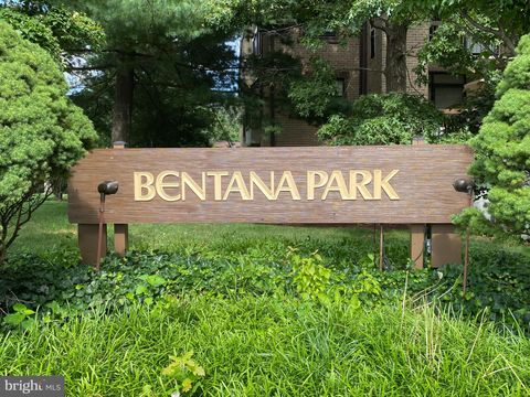 Photo of 1631 Parkcrest Circle #8B/301, RESTON, VA 20190 (MLS # VAFX2311224)