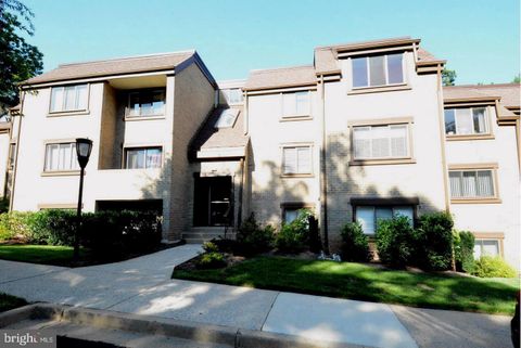 Photo of 1631 Parkcrest Circle #8B/301, RESTON, VA 20190 (MLS # VAFX2311224)