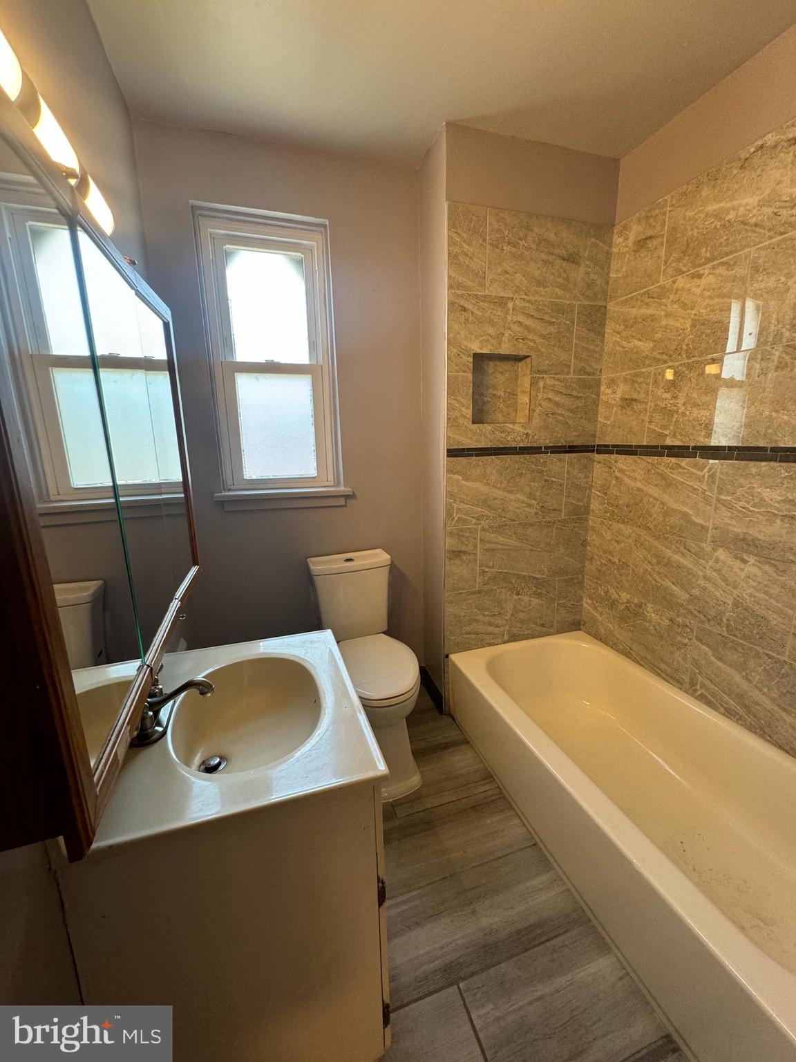 QUEEN VILLAGE - Residential Income