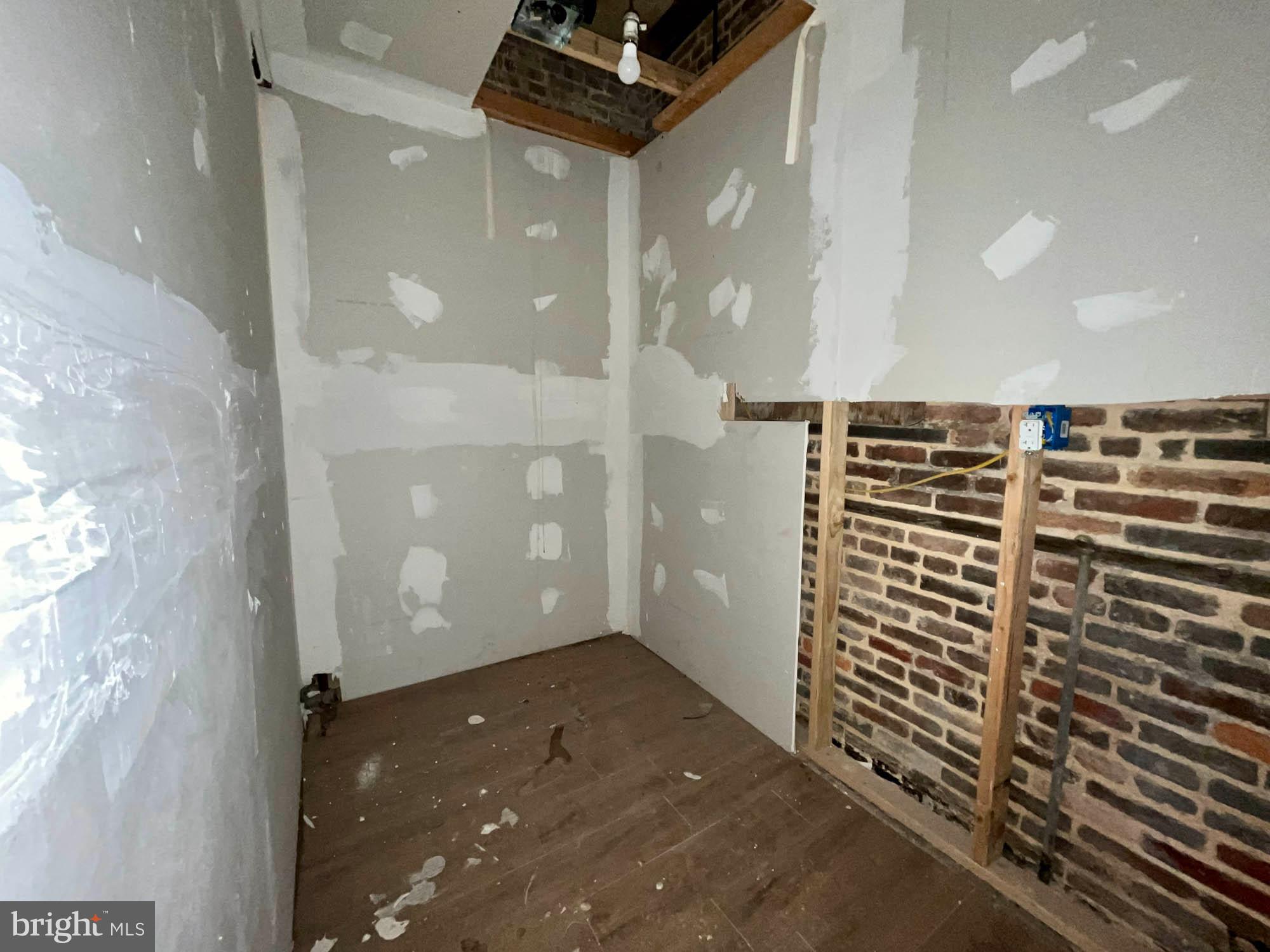 MONUMENT STREET BUSINESS DISTRICT - Commercial Sale