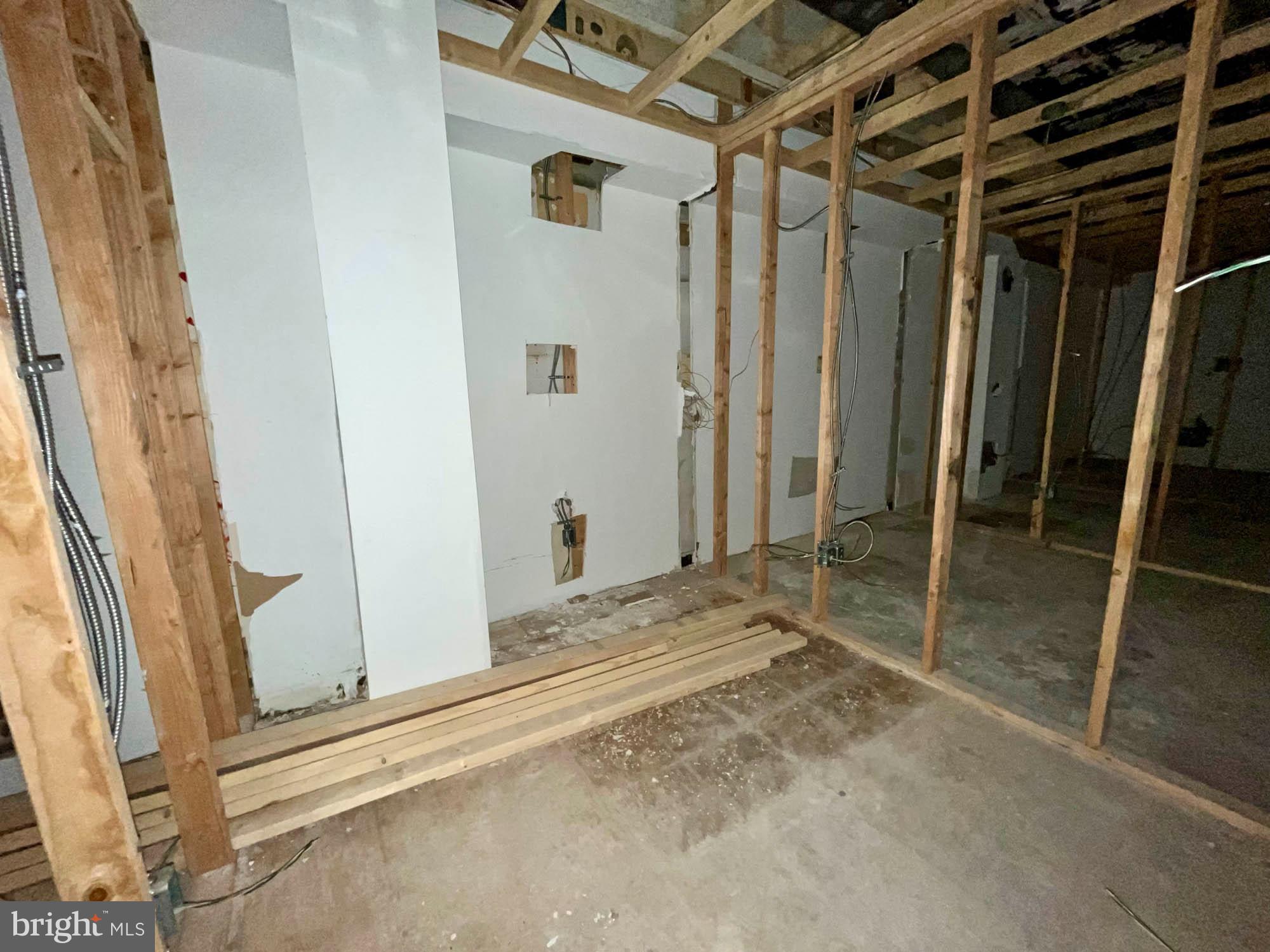 MONUMENT STREET BUSINESS DISTRICT - Commercial Sale