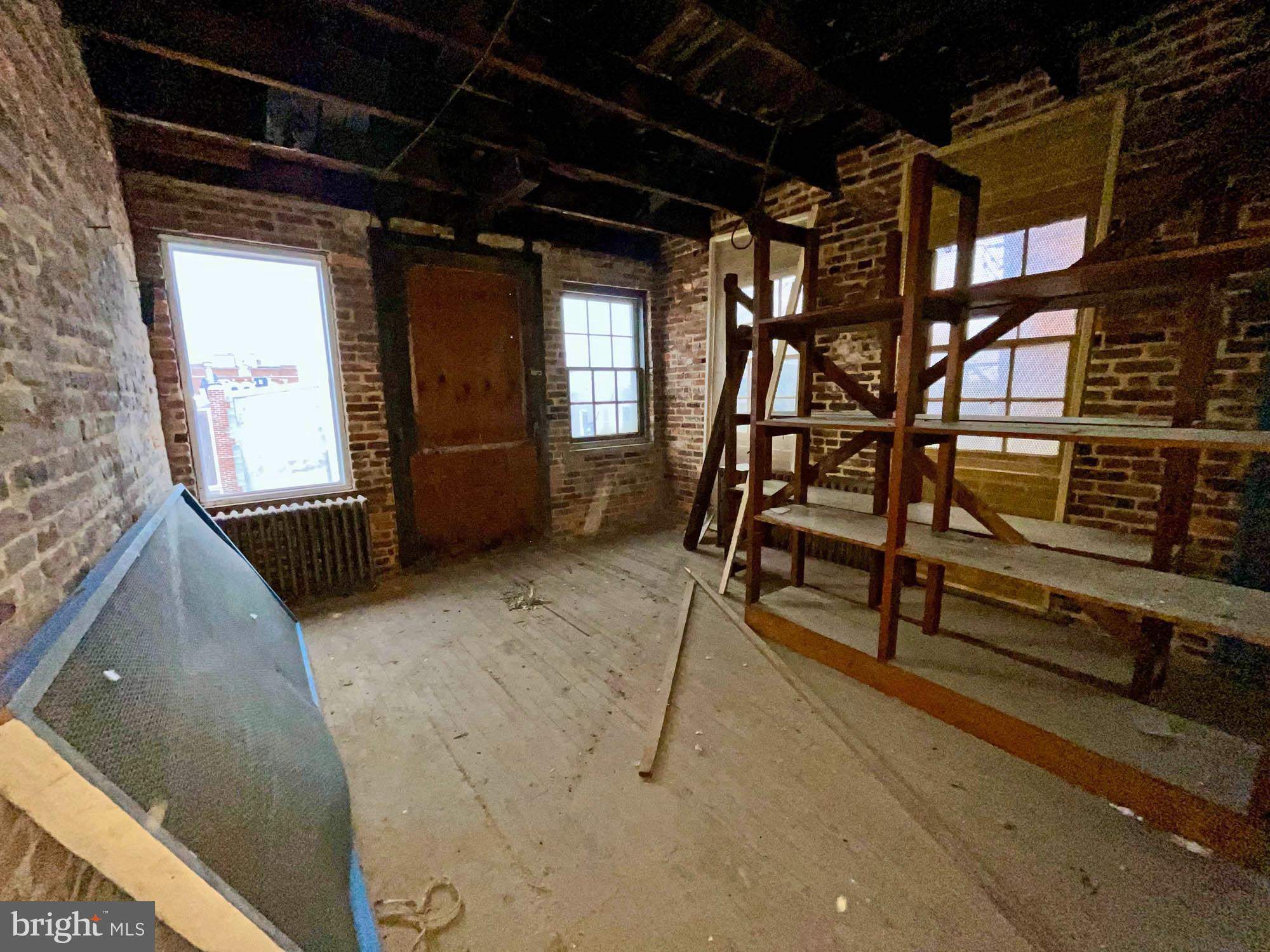 MONUMENT STREET BUSINESS DISTRICT - Commercial Sale