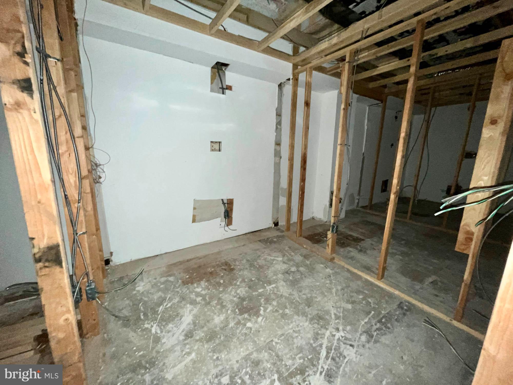 MONUMENT STREET BUSINESS DISTRICT - Commercial Sale